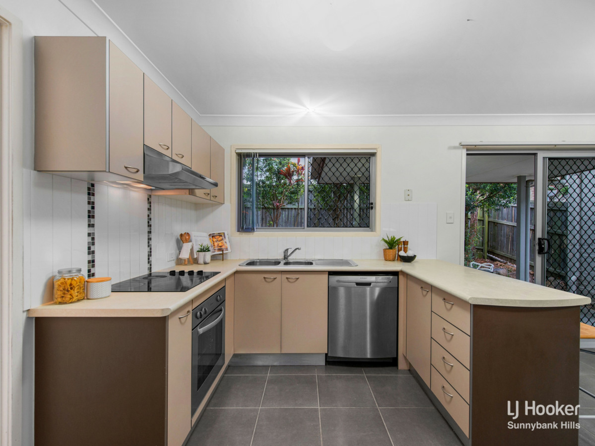 17/2 Rory Court, CALAMVALE