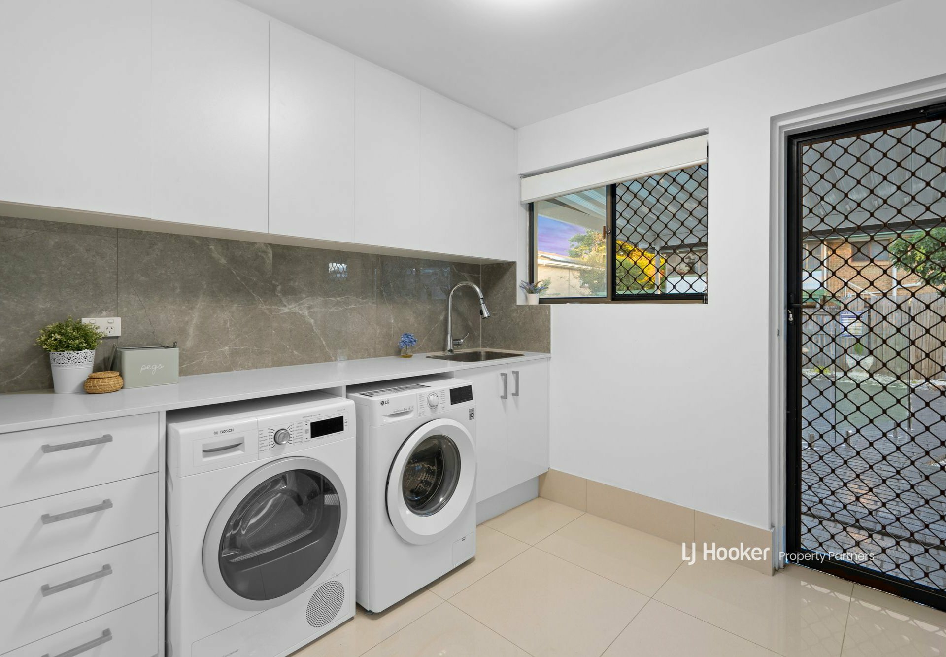9 Mapleleaf Street, EIGHT MILE PLAINS