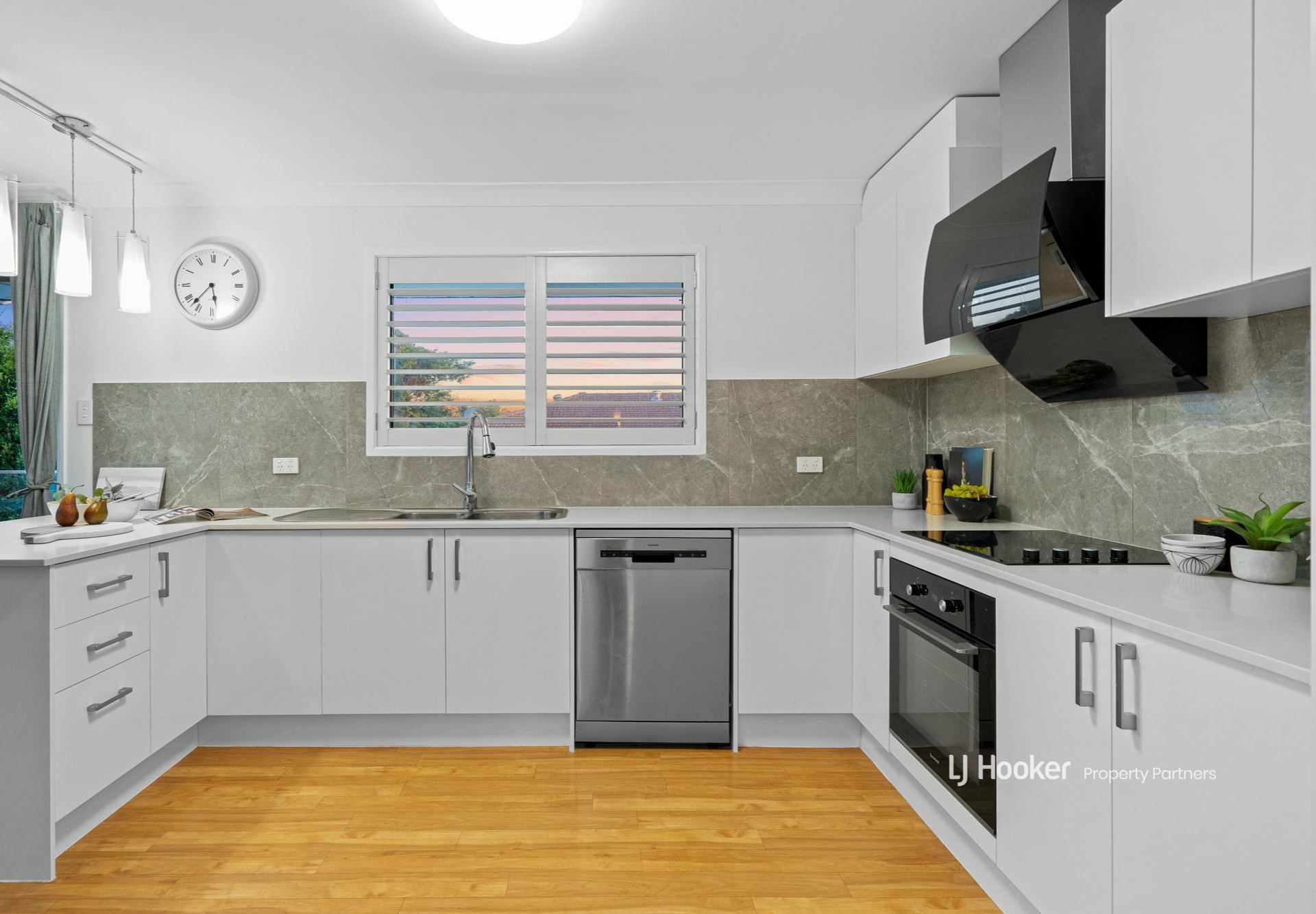 9 Mapleleaf Street, EIGHT MILE PLAINS