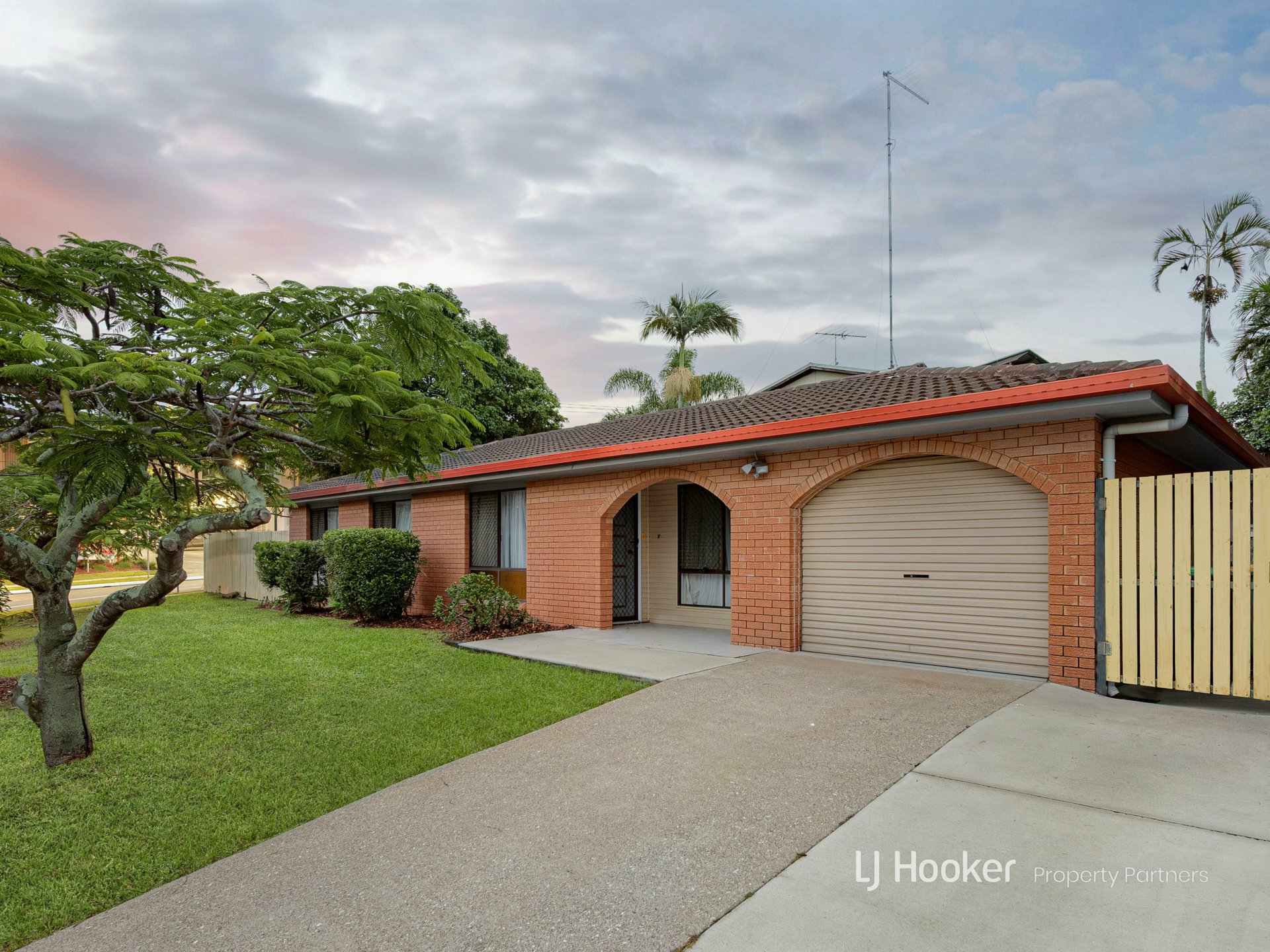 2 Knightsbridge Crescent, ROCHEDALE SOUTH