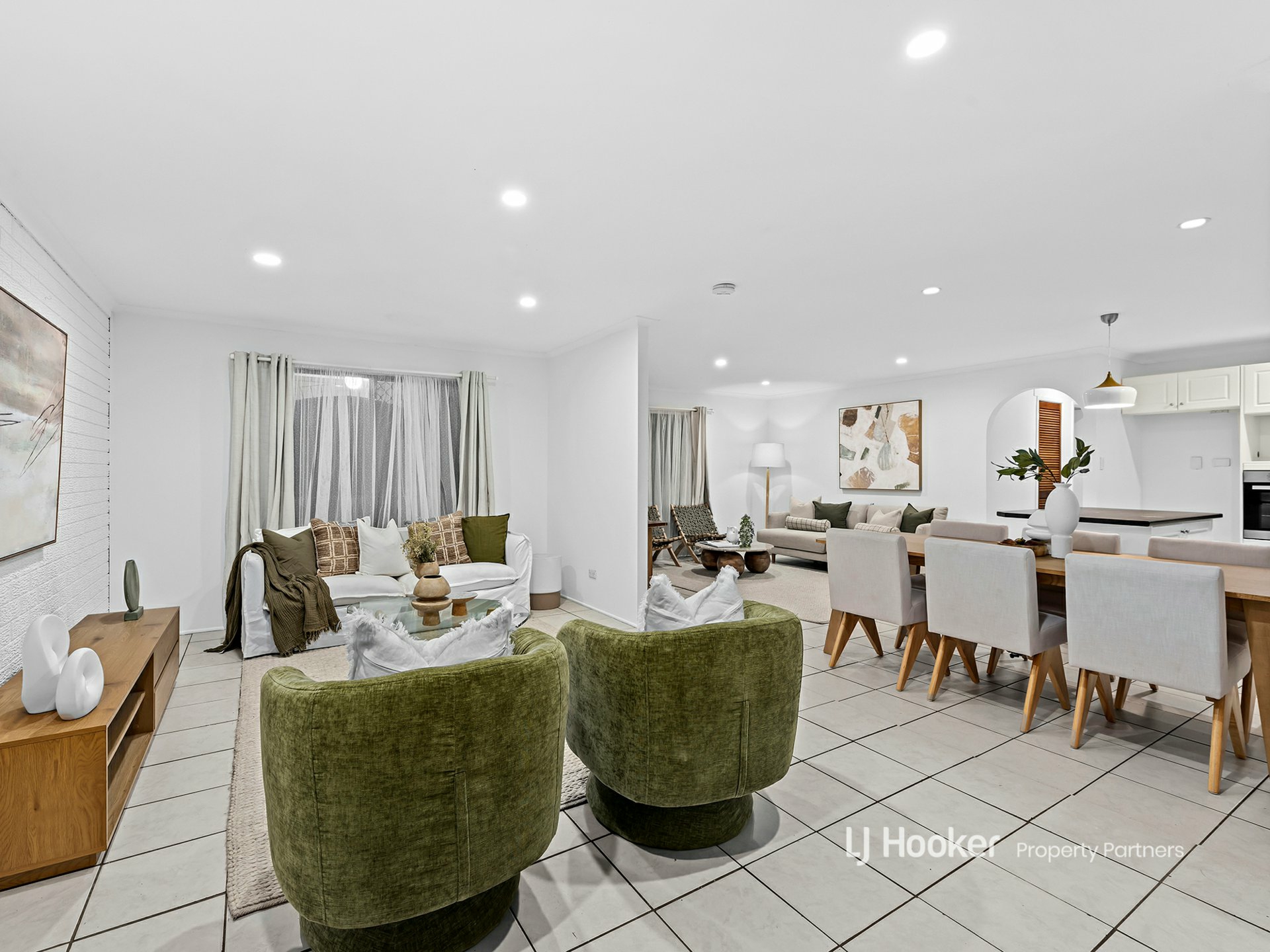 2 Knightsbridge Crescent, ROCHEDALE SOUTH