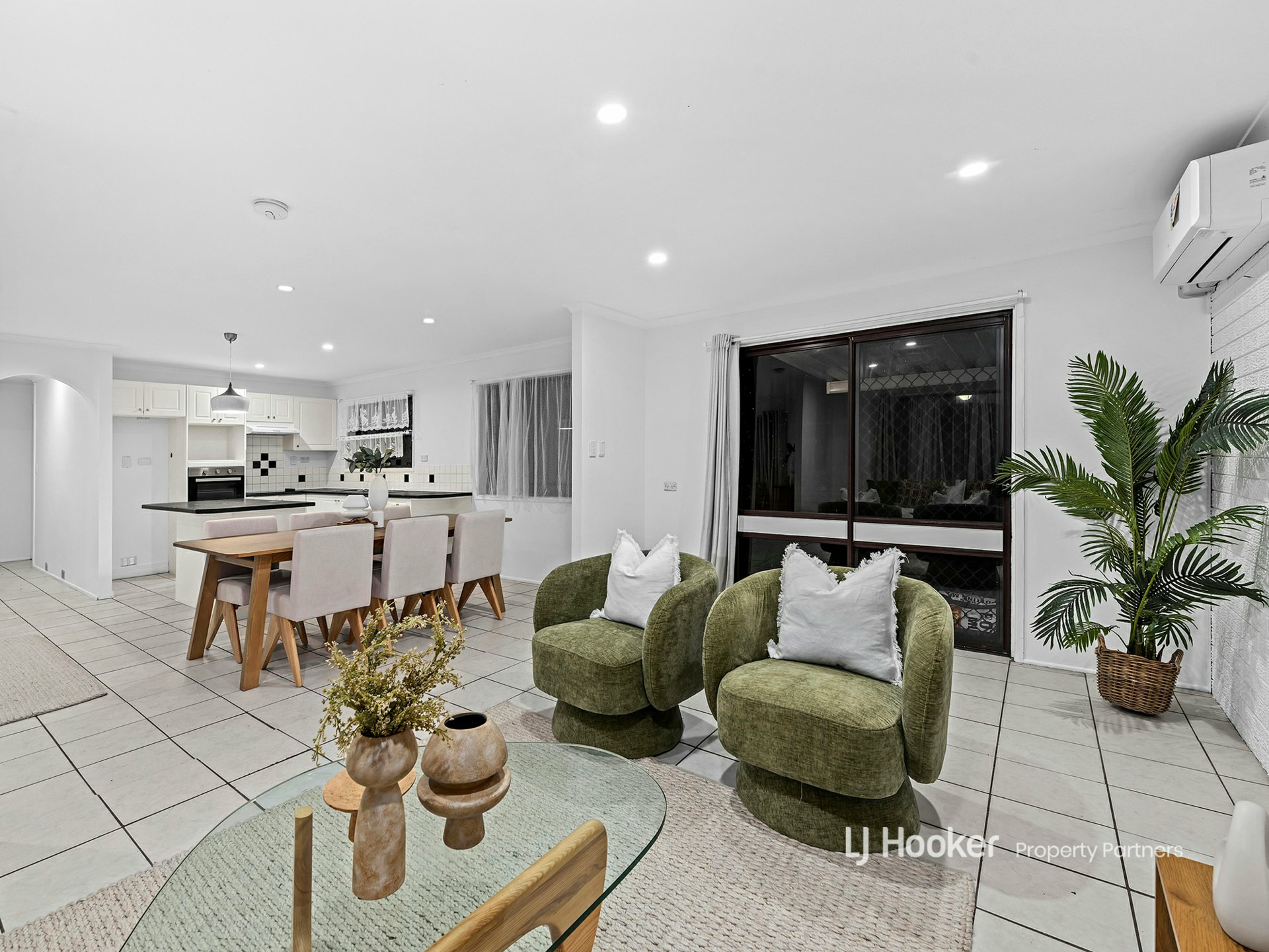 2 Knightsbridge Crescent, ROCHEDALE SOUTH