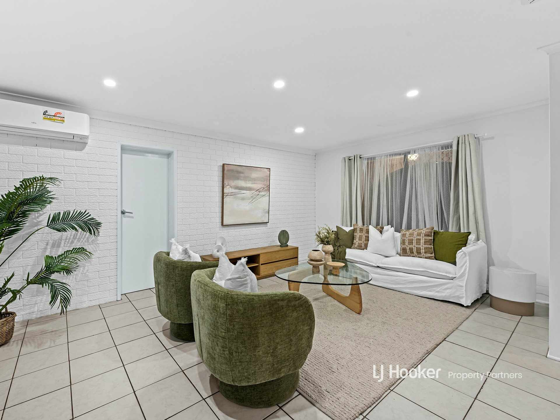 2 Knightsbridge Crescent, ROCHEDALE SOUTH