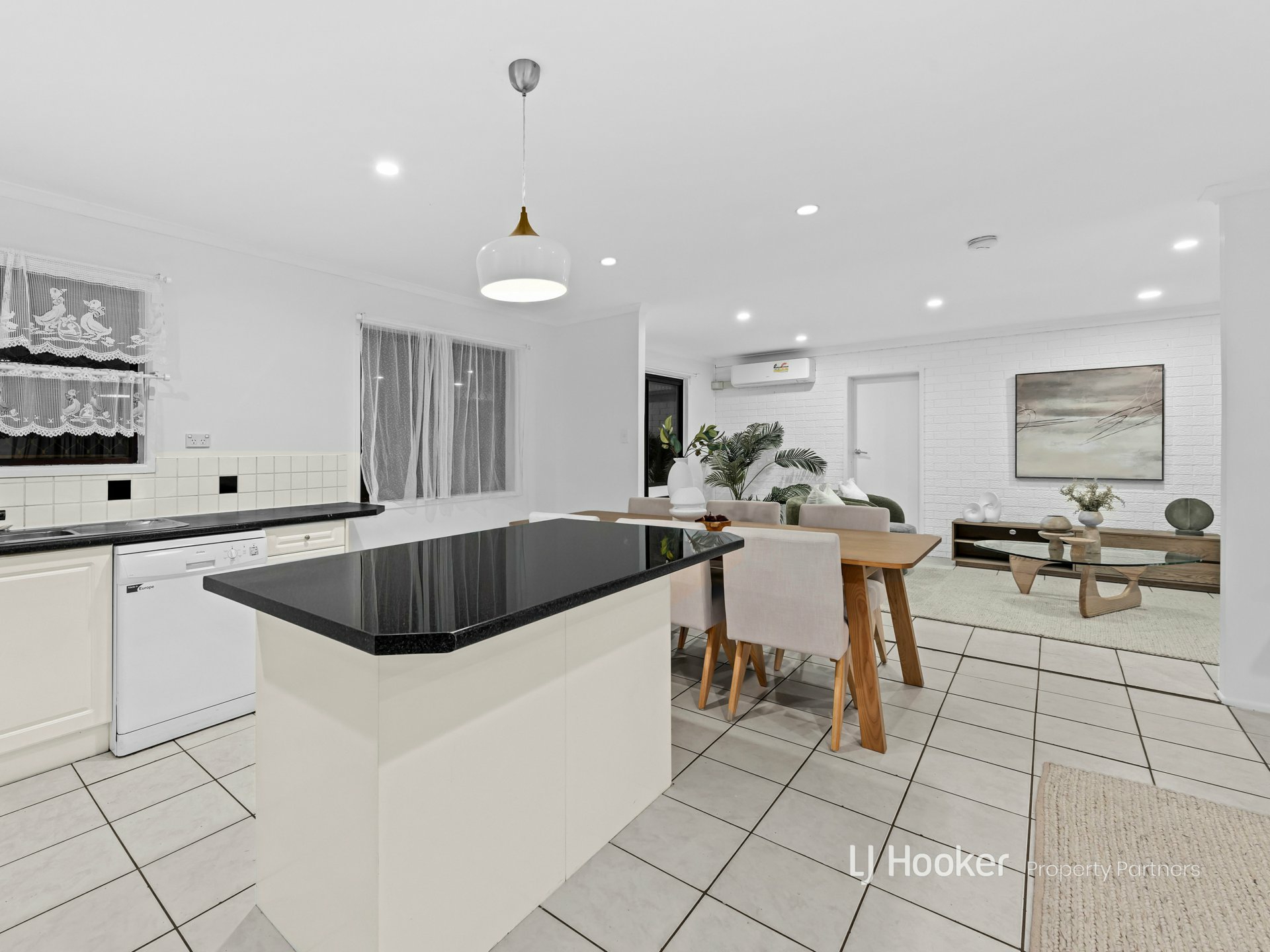 2 Knightsbridge Crescent, ROCHEDALE SOUTH
