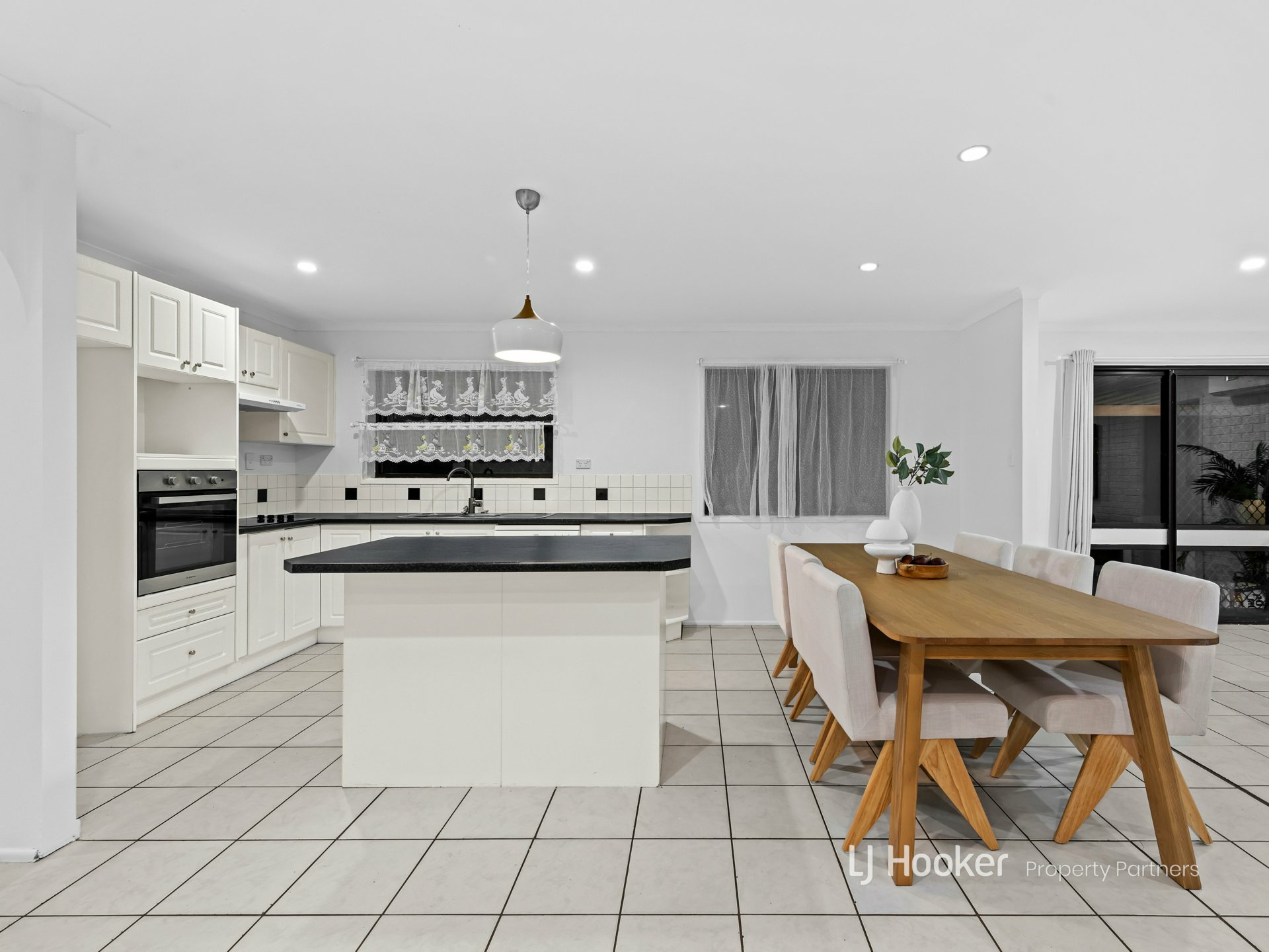 2 Knightsbridge Crescent, ROCHEDALE SOUTH