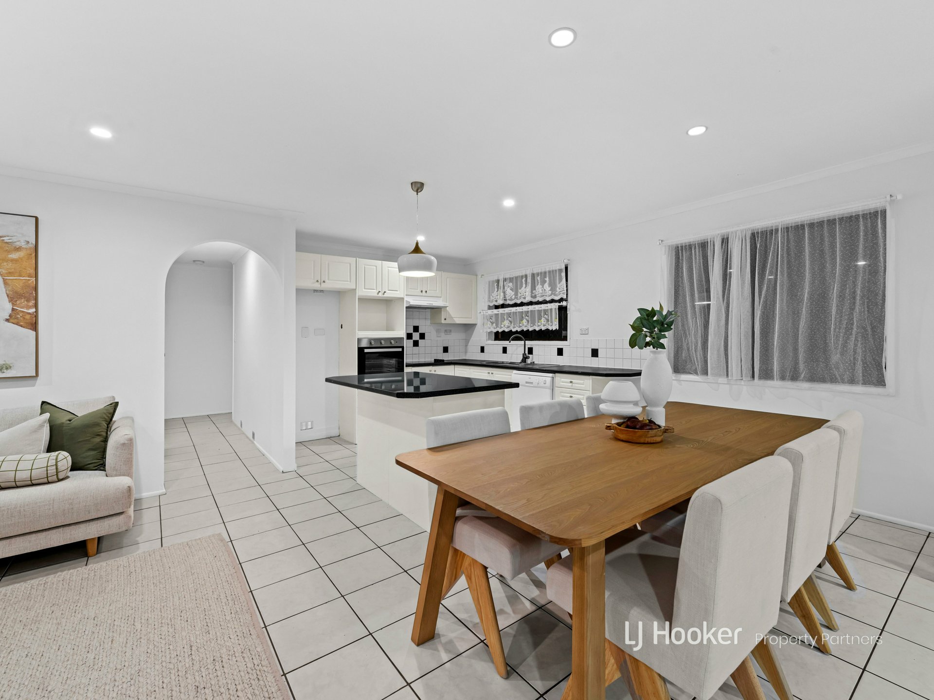 2 Knightsbridge Crescent, ROCHEDALE SOUTH