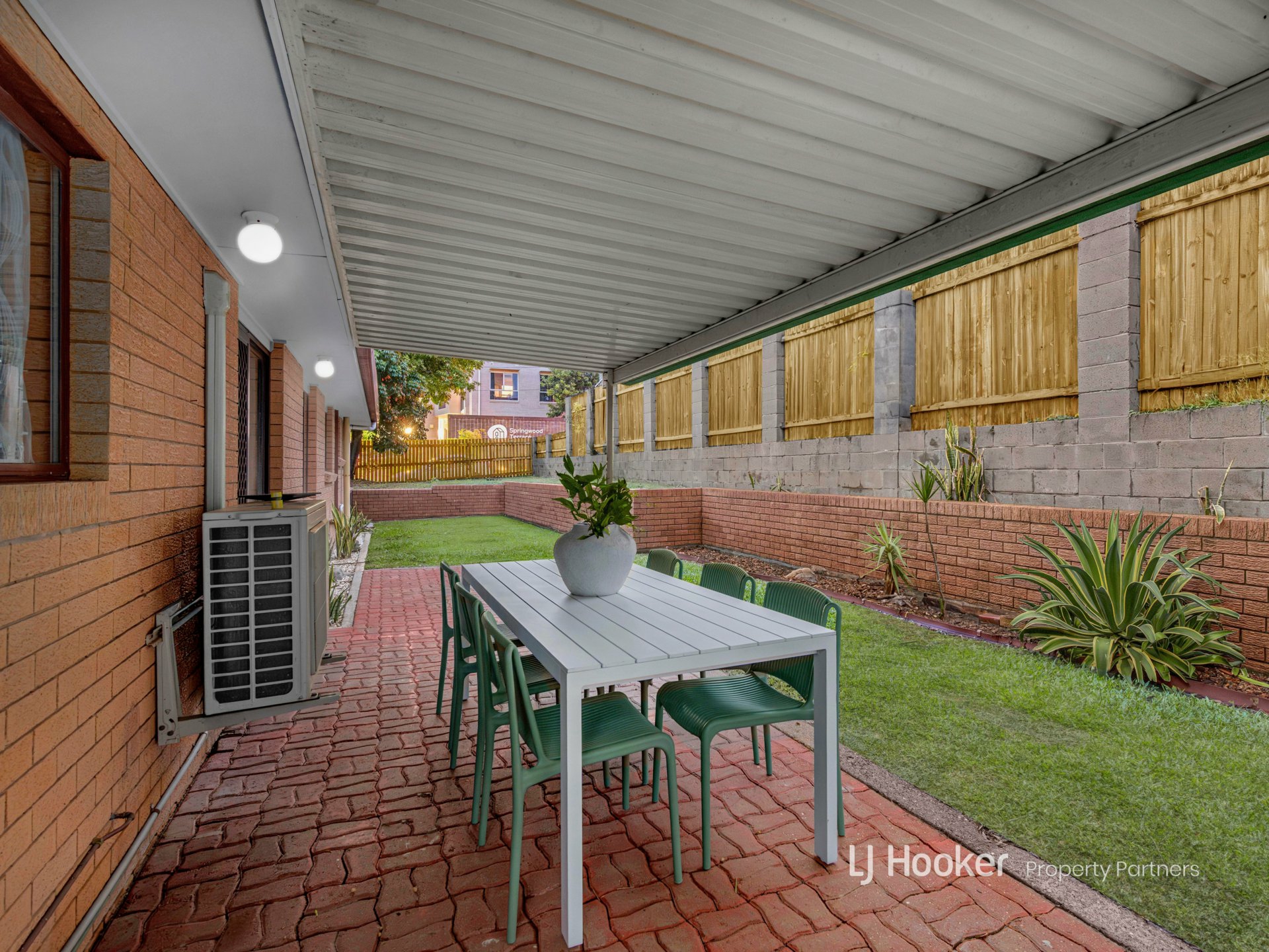 2 Knightsbridge Crescent, ROCHEDALE SOUTH