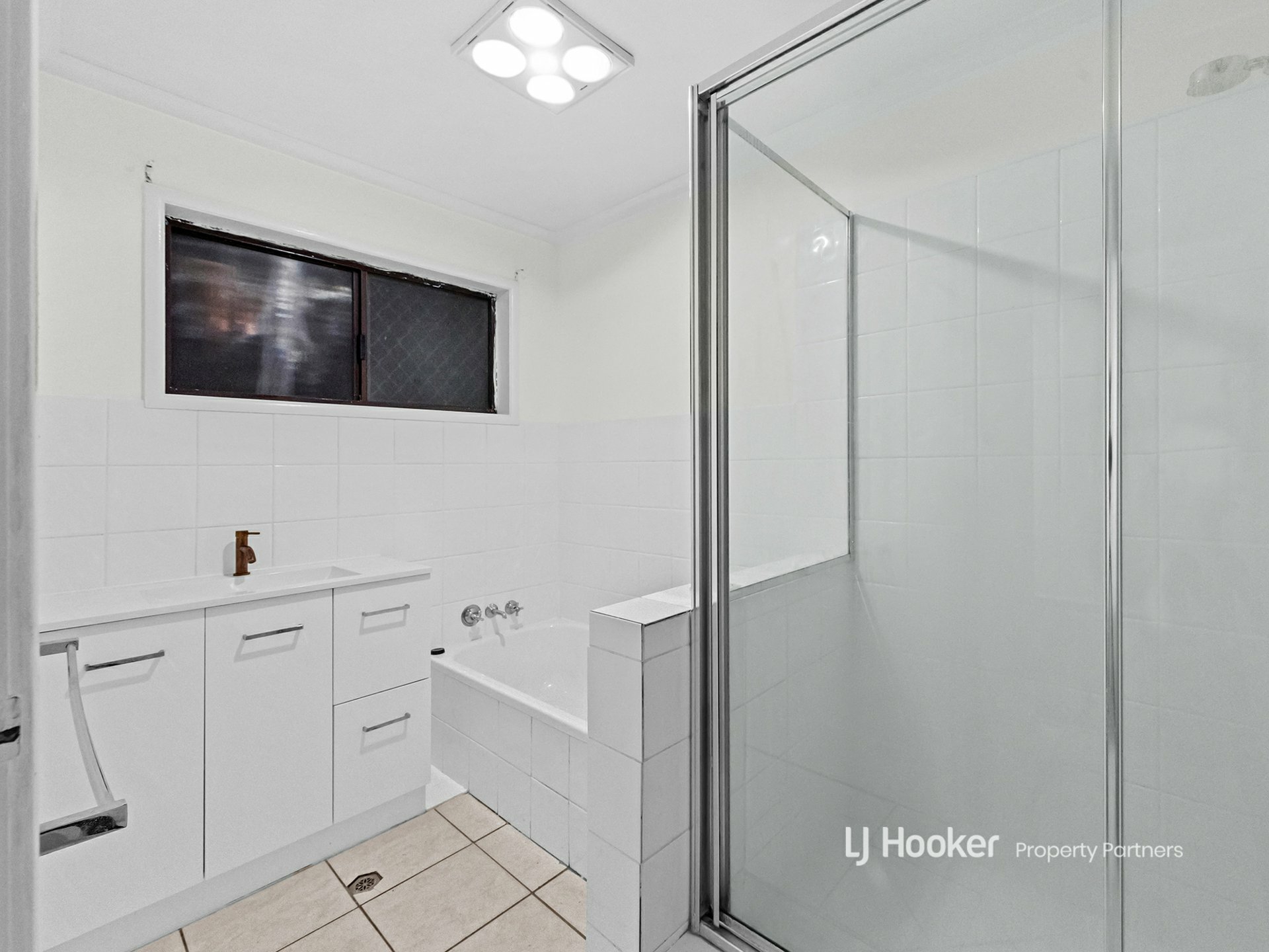 2 Knightsbridge Crescent, ROCHEDALE SOUTH