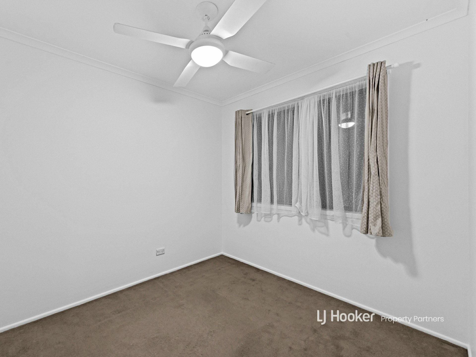 2 Knightsbridge Crescent, ROCHEDALE SOUTH