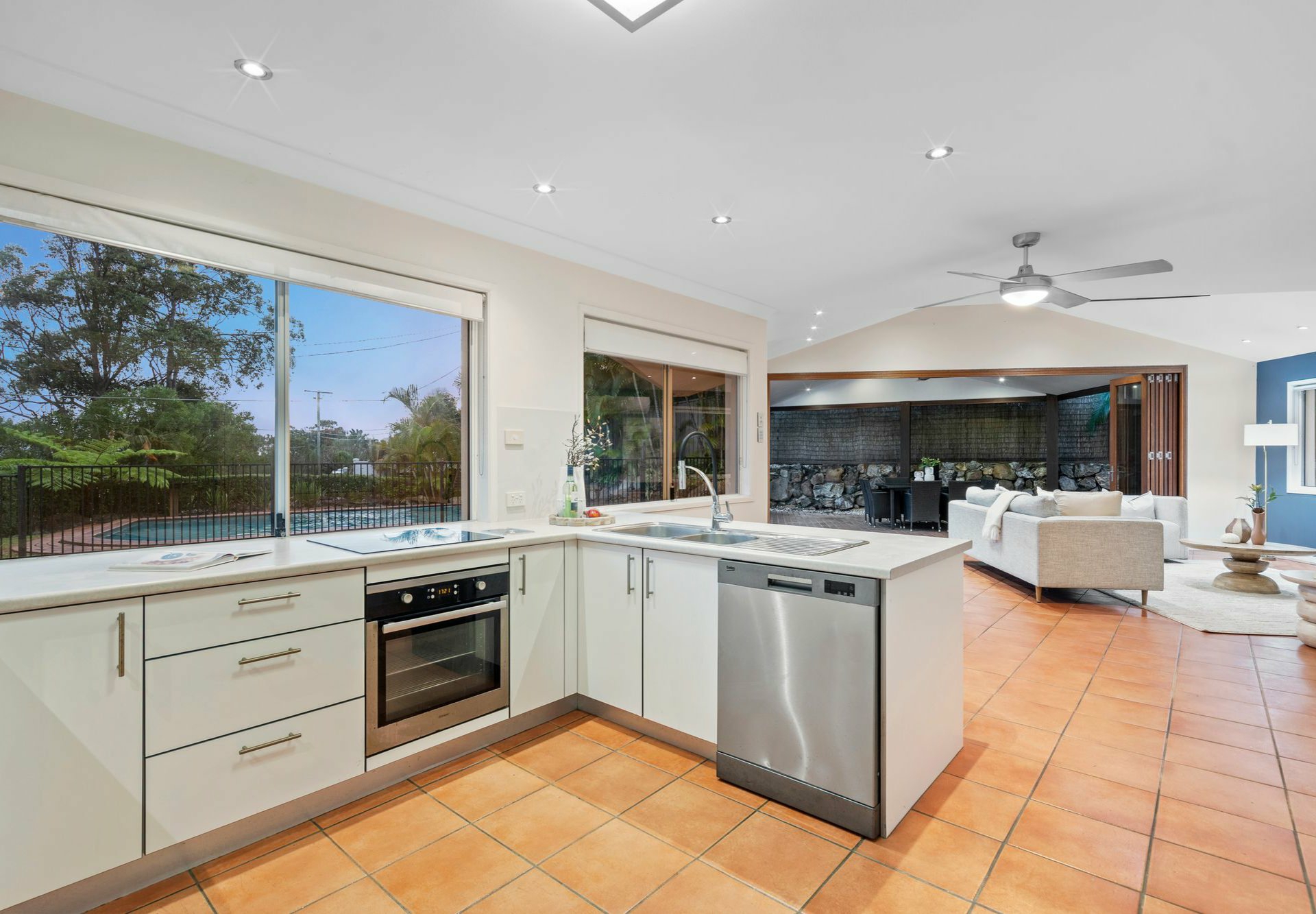 16 Cynthia Crescent, SPRINGWOOD