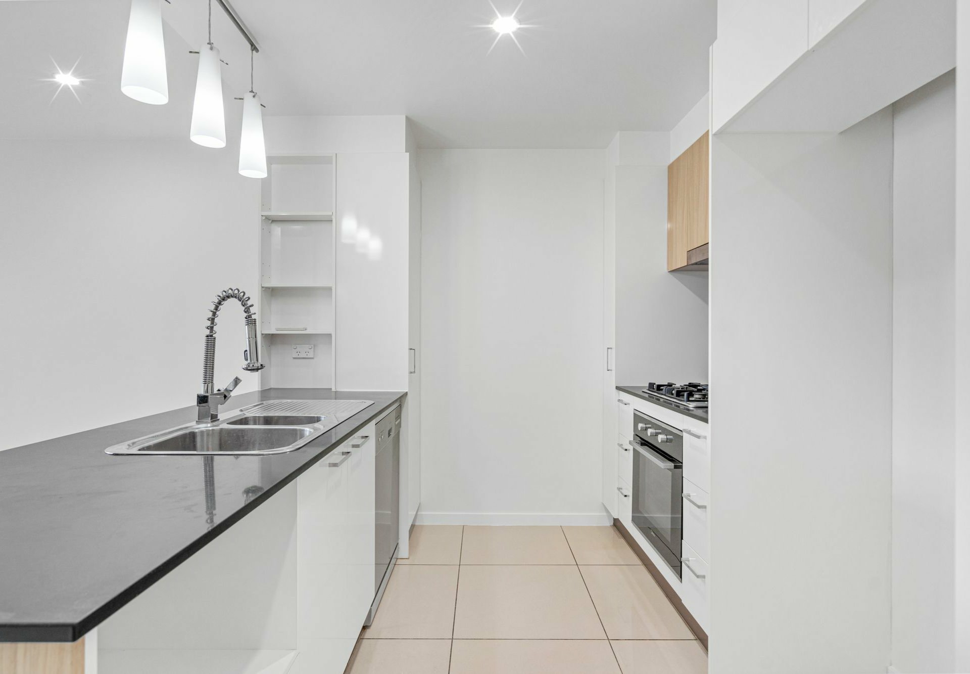 1425/5 Cremin Street — photo 5 of 23