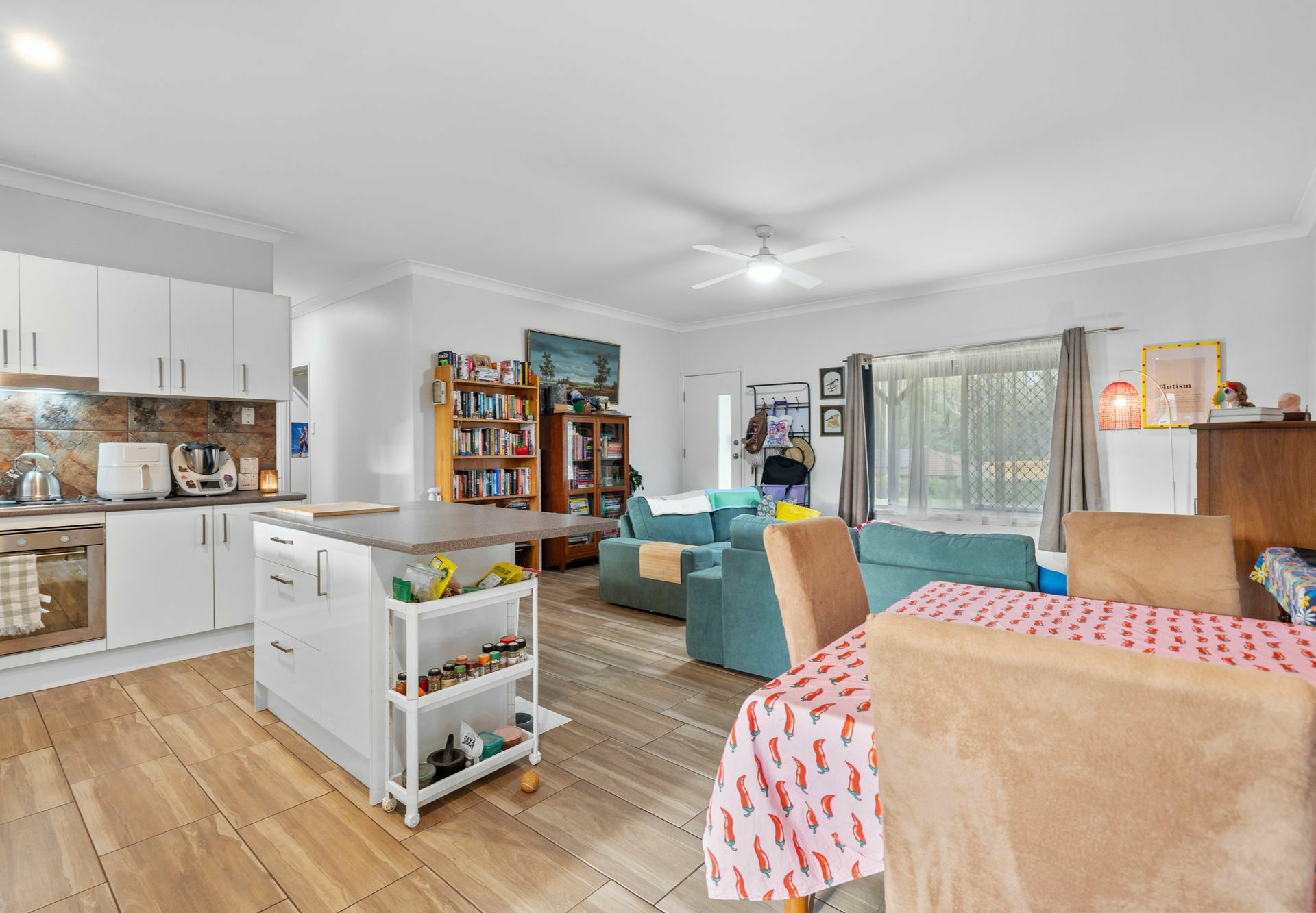11 King Arthur Boulevard — photo 6 of 25