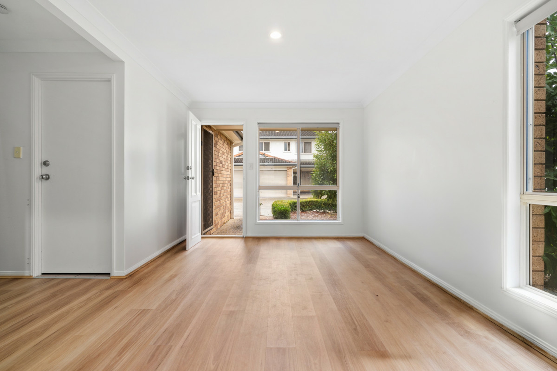 81/25 Allora Street — photo 4 of 18