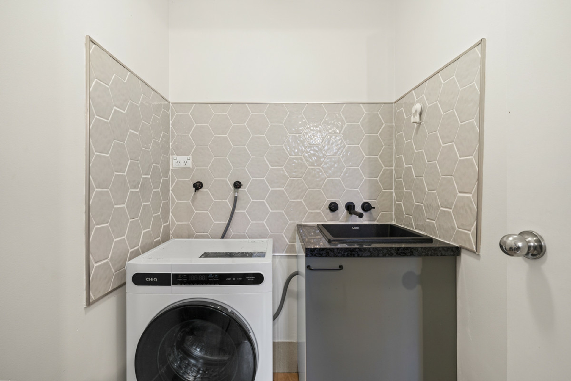 81/25 Allora Street — photo 10 of 18
