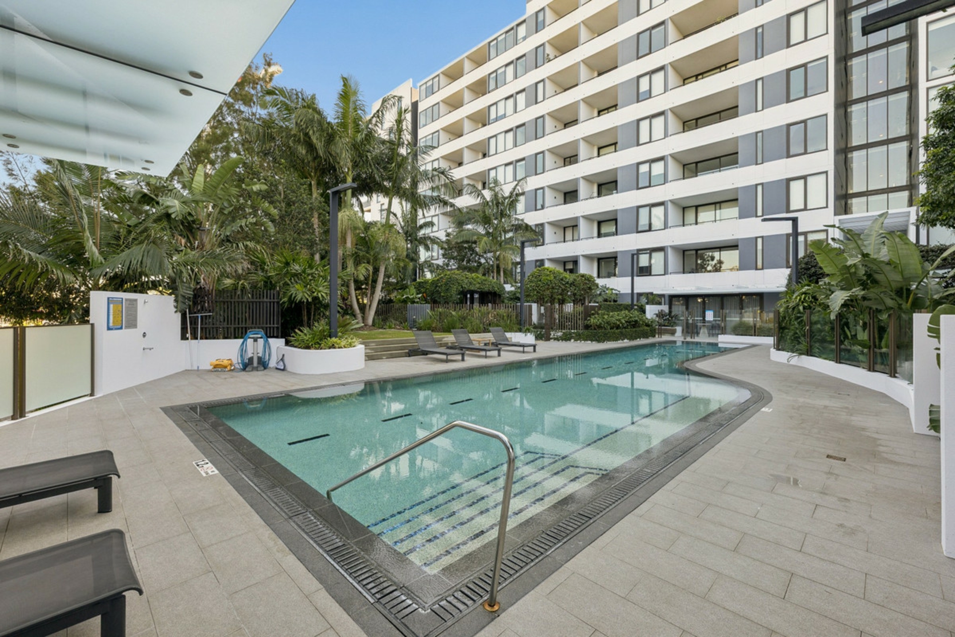 10207/320 MacArthur Avenue — photo 19 of 25
