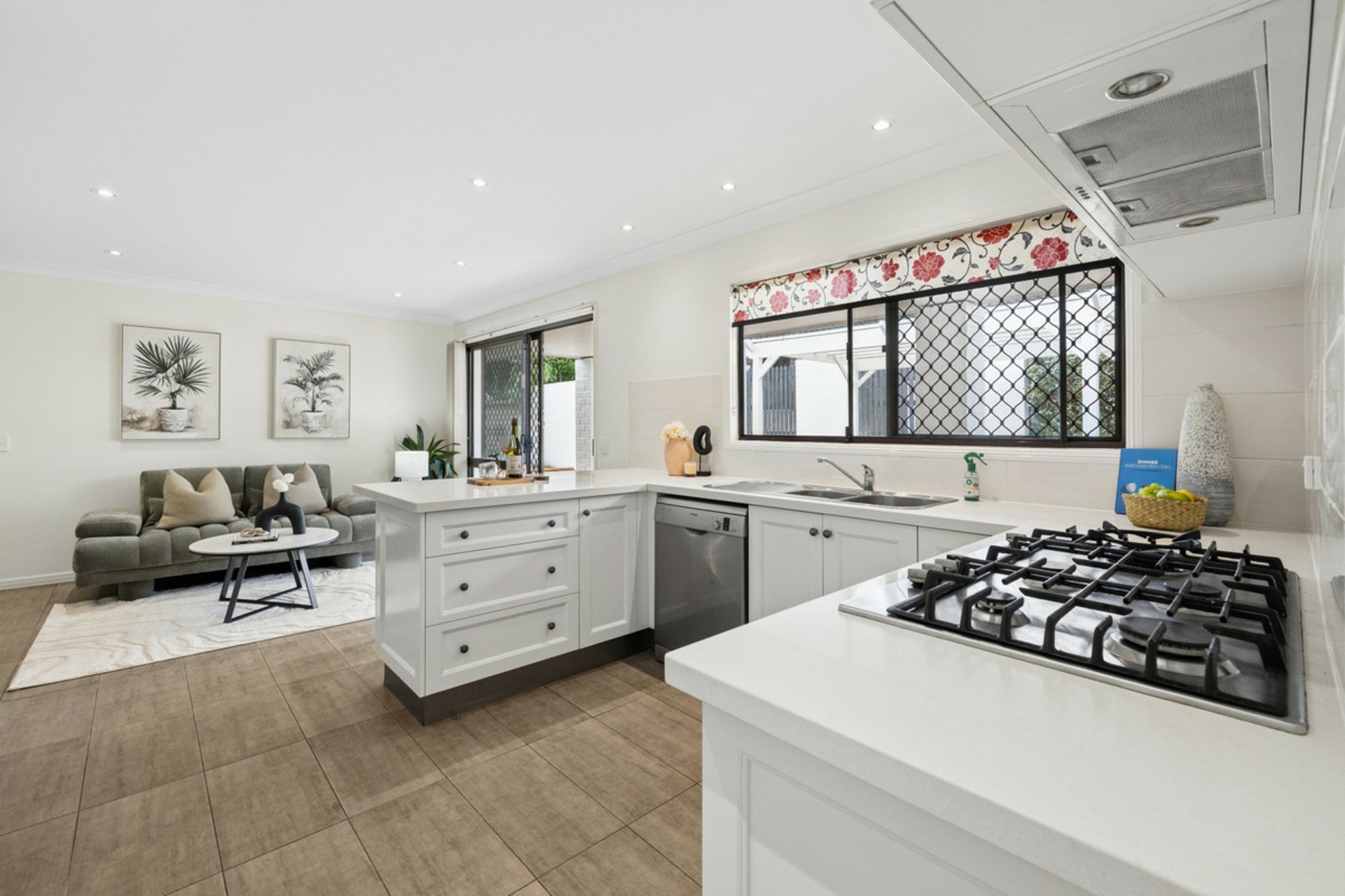 4 Wootton Crescent — photo 11 of 28