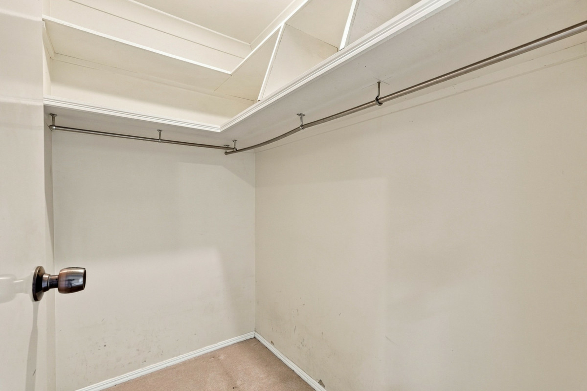 32 Chateau Street — photo 16 of 27