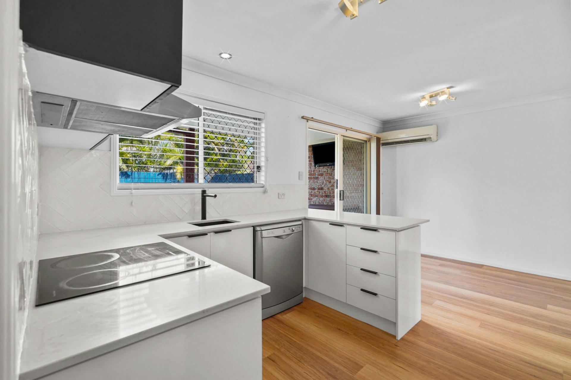 11/157 Dalmeny Street — photo 7 of 25