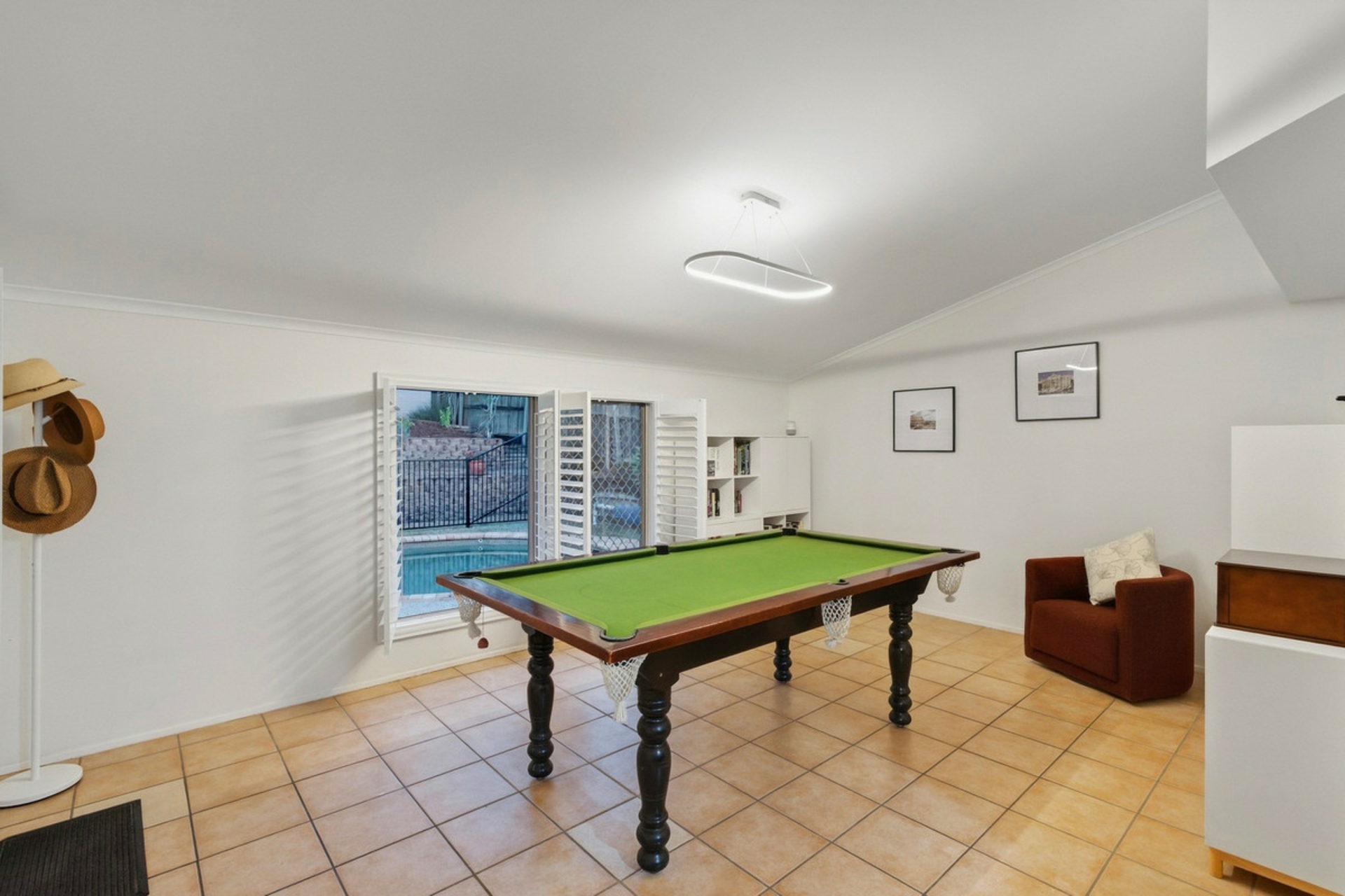 40 Chesterfield Crescent — photo 9 of 26