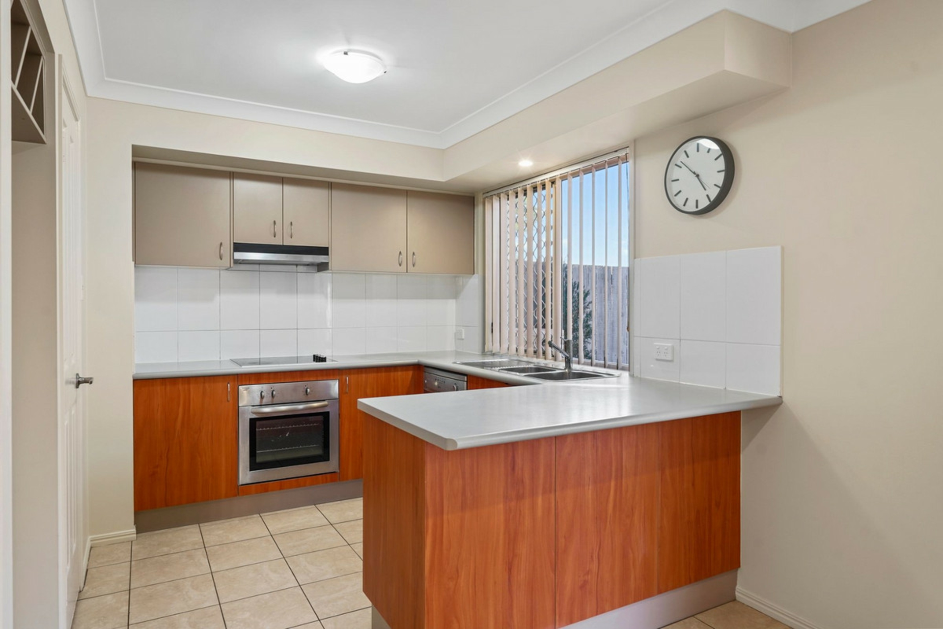11/11 Pyranees Street — photo 2 of 17