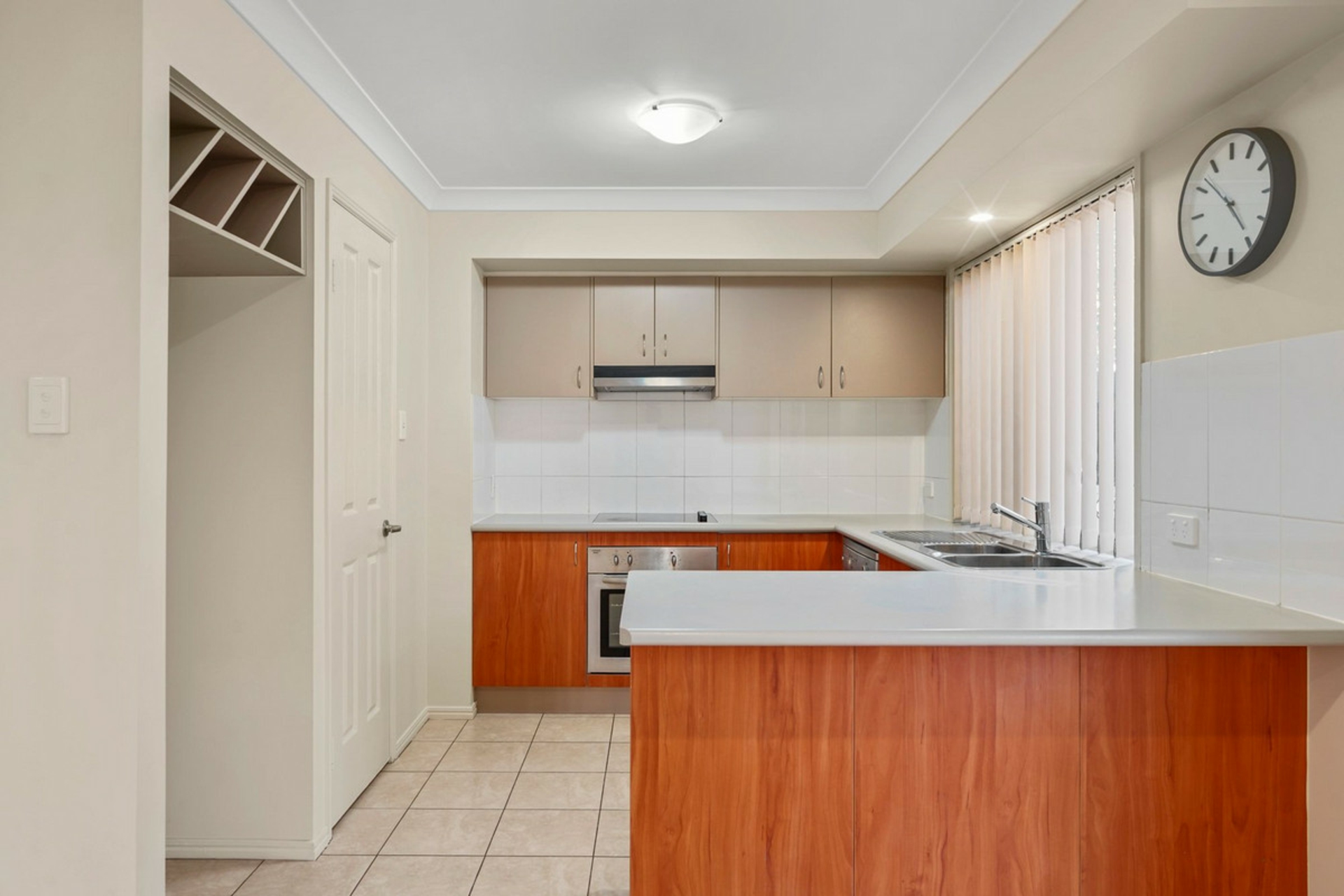 11/11 Pyranees Street — photo 3 of 17