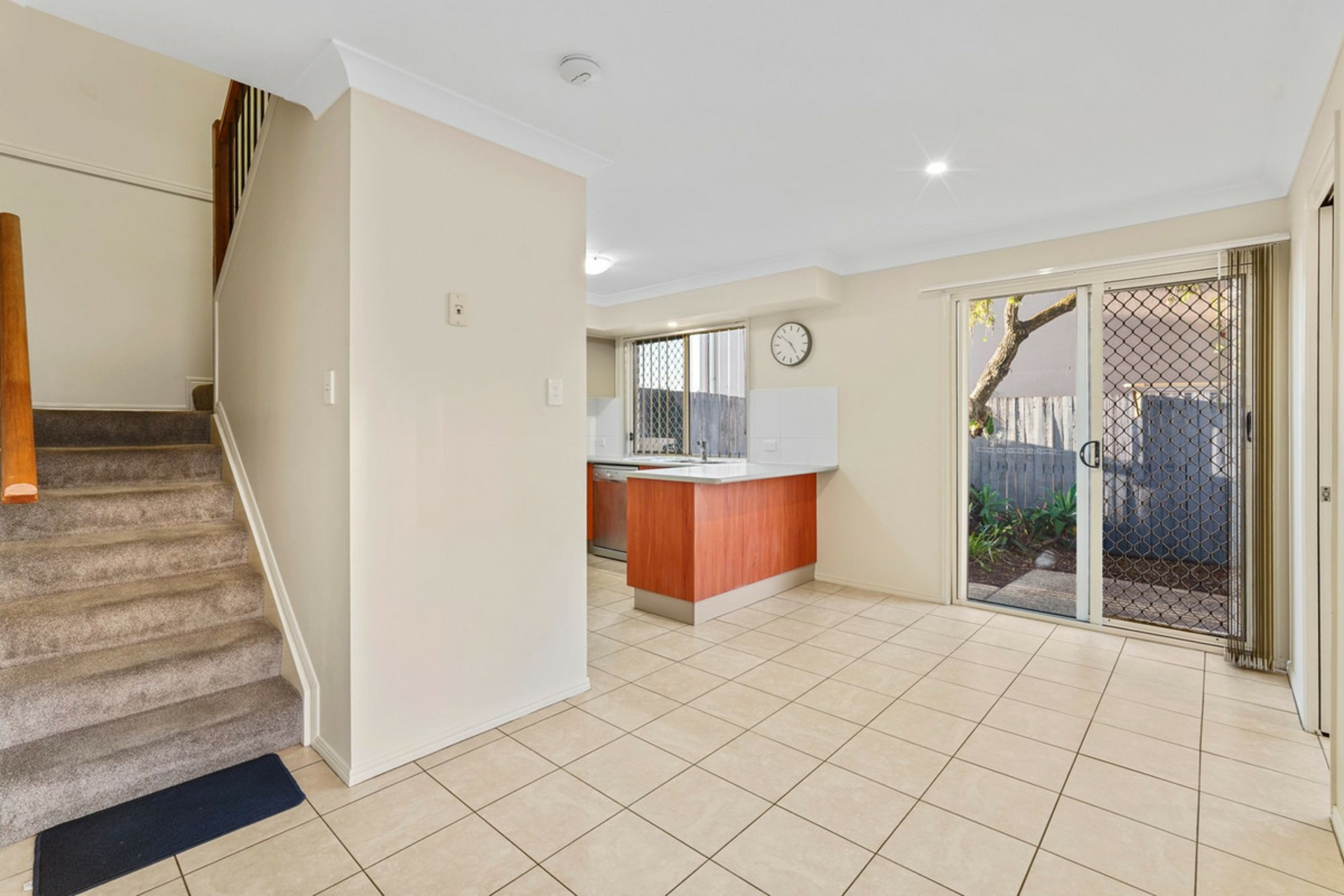 11/11 Pyranees Street — photo 4 of 17