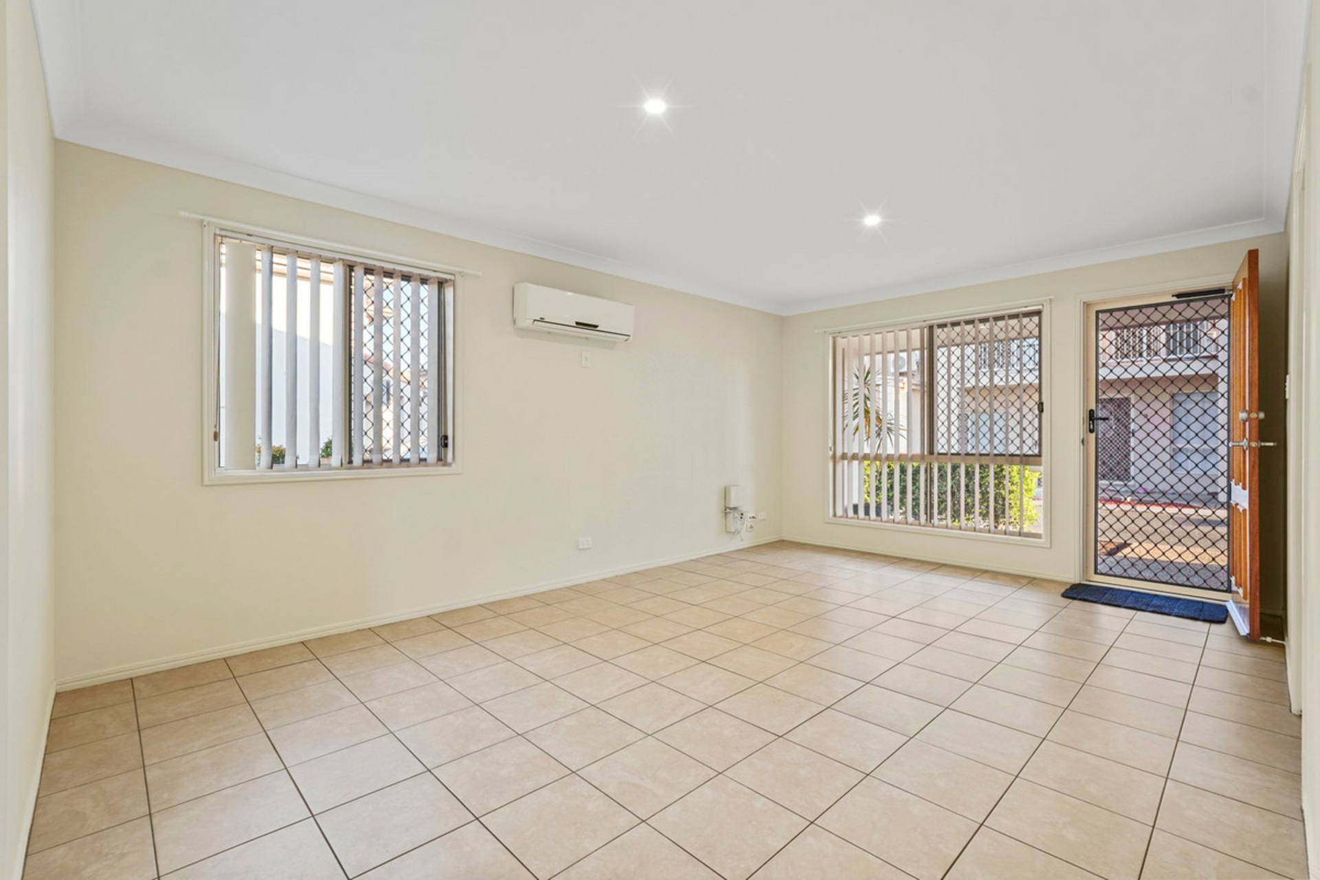 11/11 Pyranees Street — photo 5 of 17
