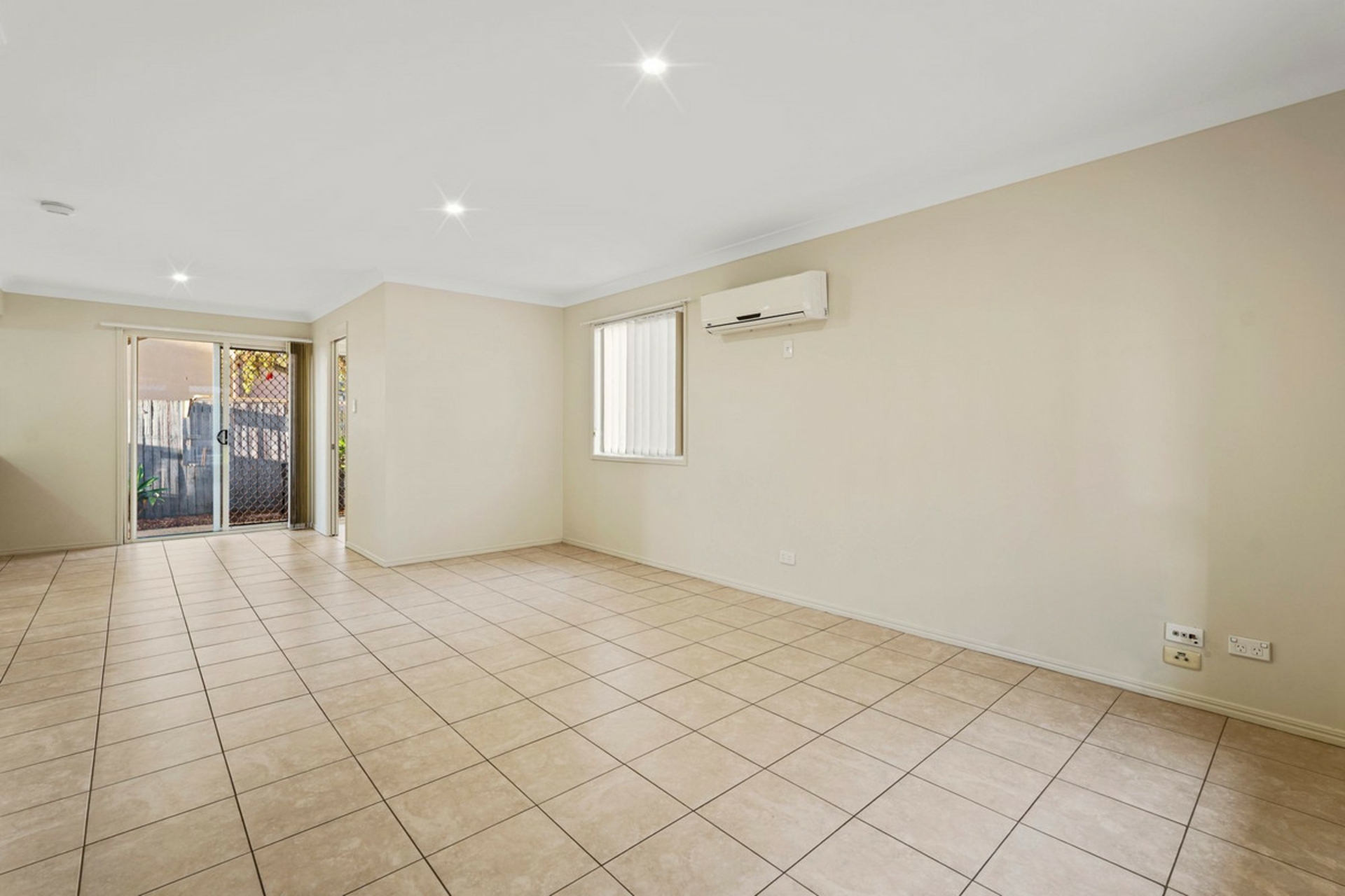 11/11 Pyranees Street — photo 6 of 17