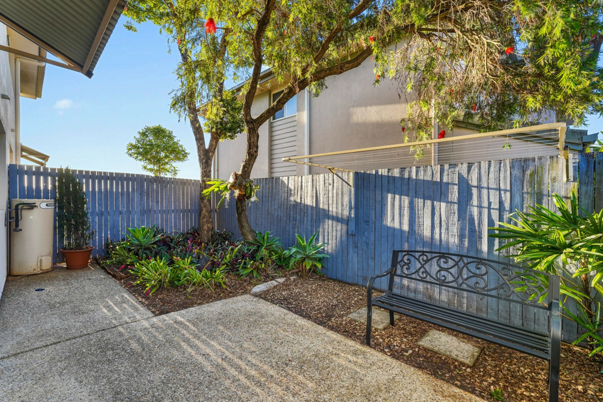11/11 Pyranees Street — photo 7 of 17