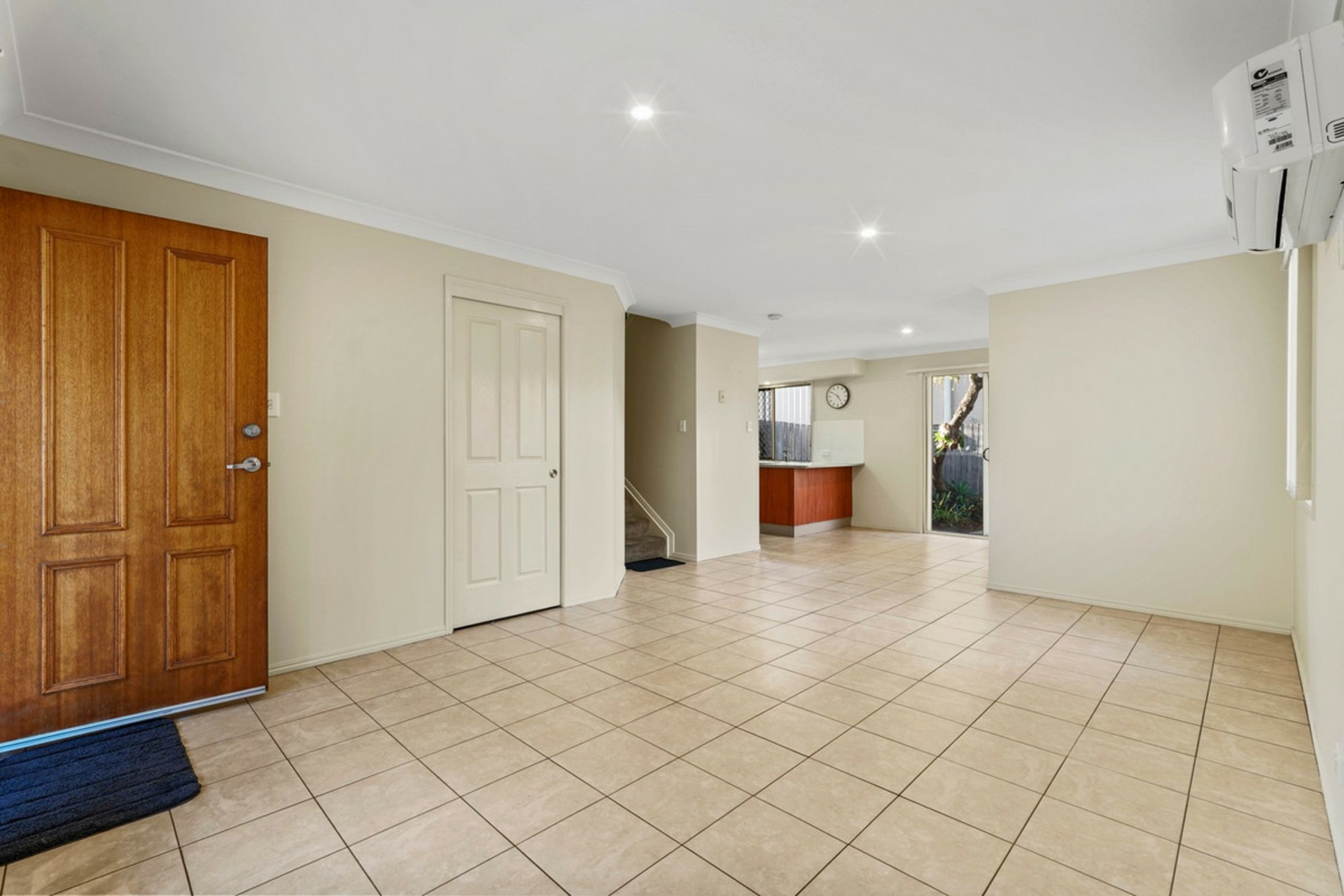 11/11 Pyranees Street — photo 9 of 17