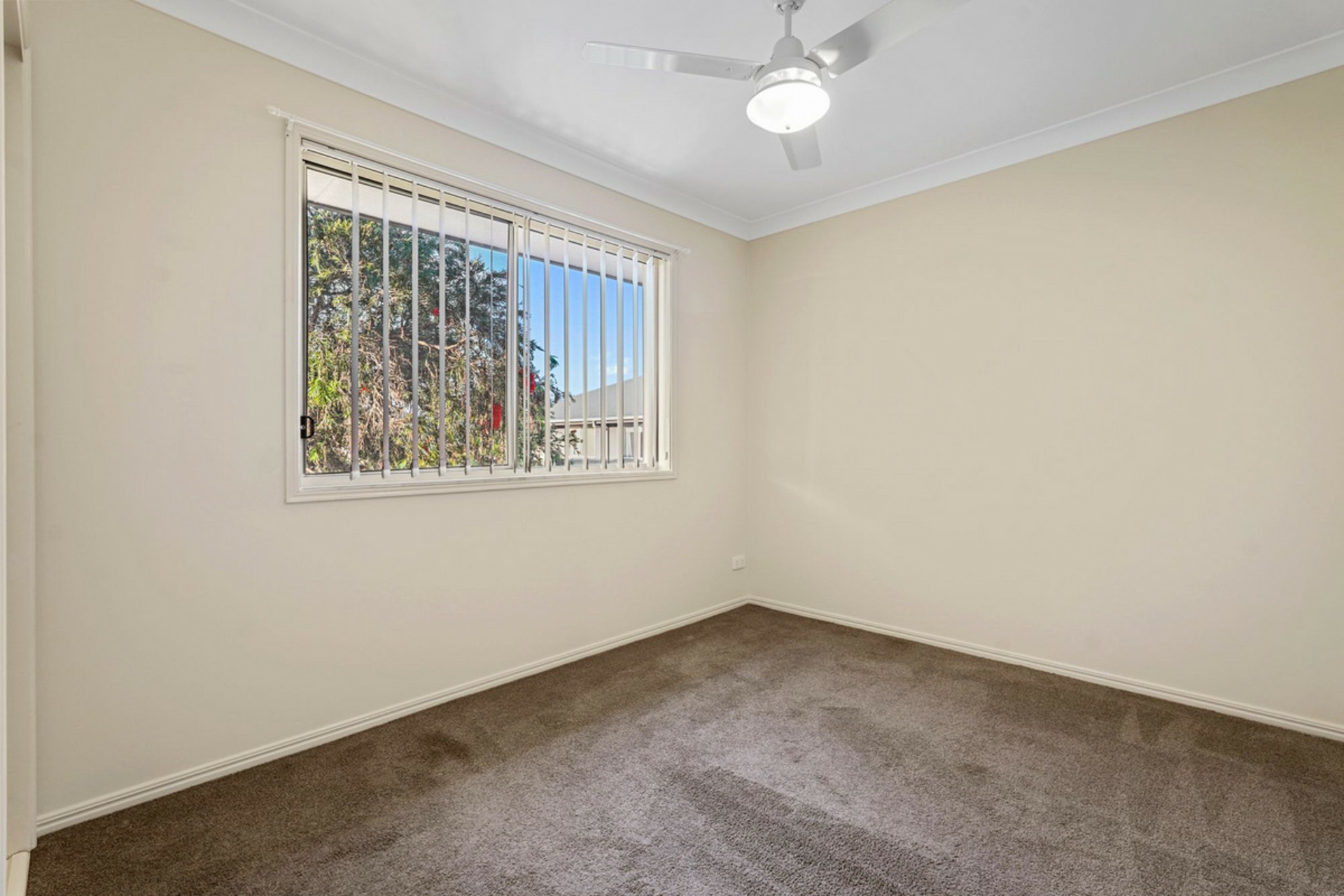 11/11 Pyranees Street — photo 10 of 17