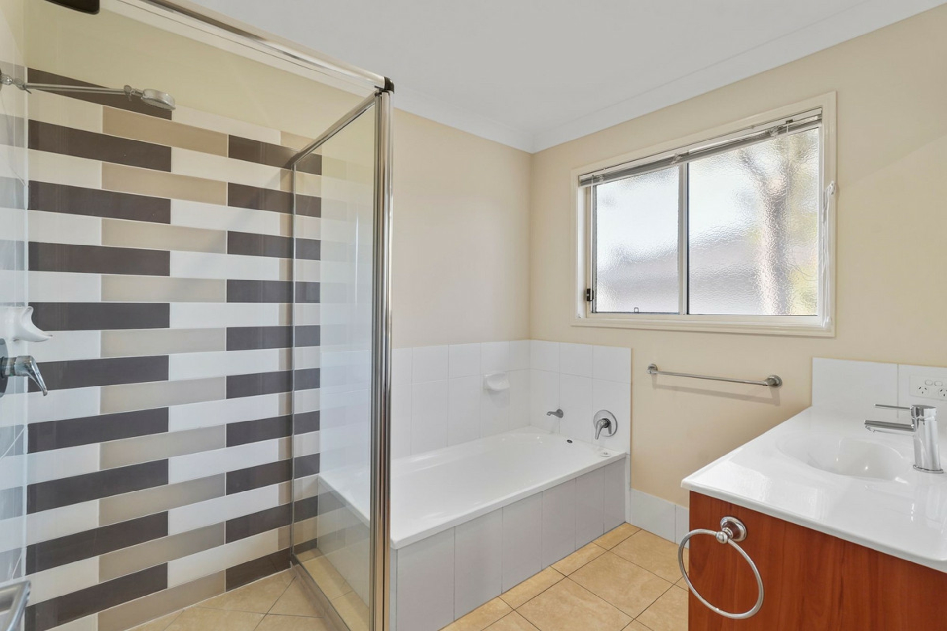 11/11 Pyranees Street — photo 11 of 17