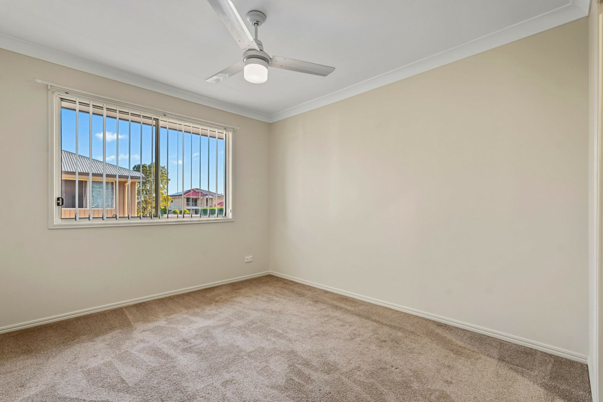 11/11 Pyranees Street — photo 12 of 17