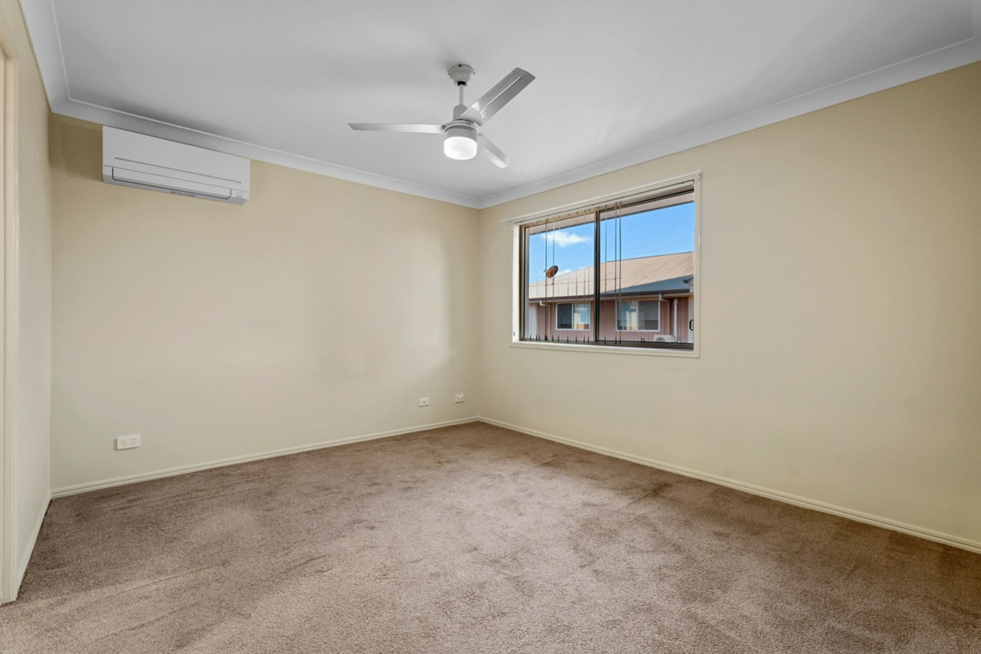 11/11 Pyranees Street — photo 13 of 17