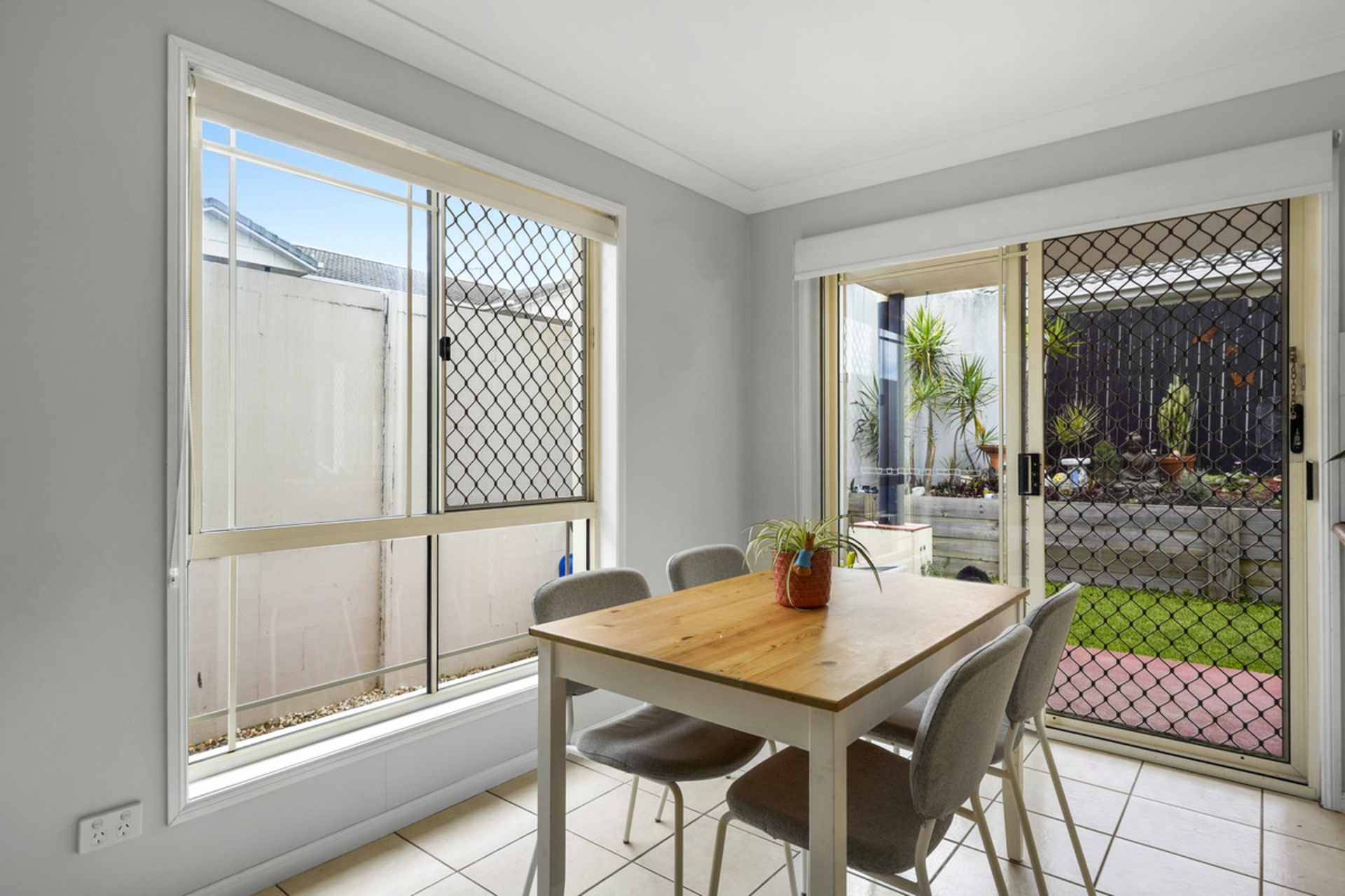 3/8 Gemview Street — photo 9 of 23