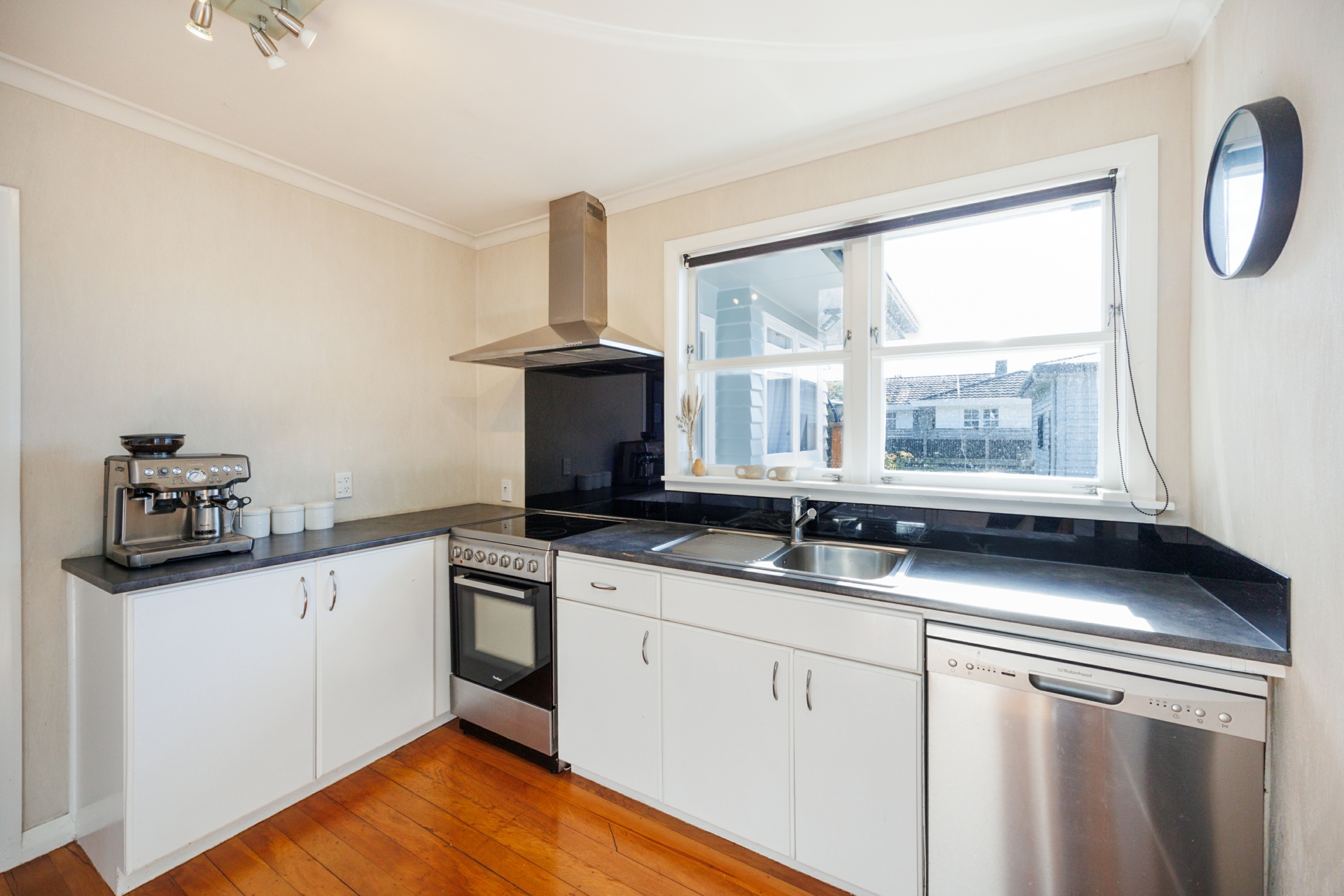 7 Liverpool Street, TAKARO