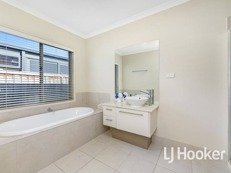 24 Stoneleigh Road, CRANBOURNE NORTH
