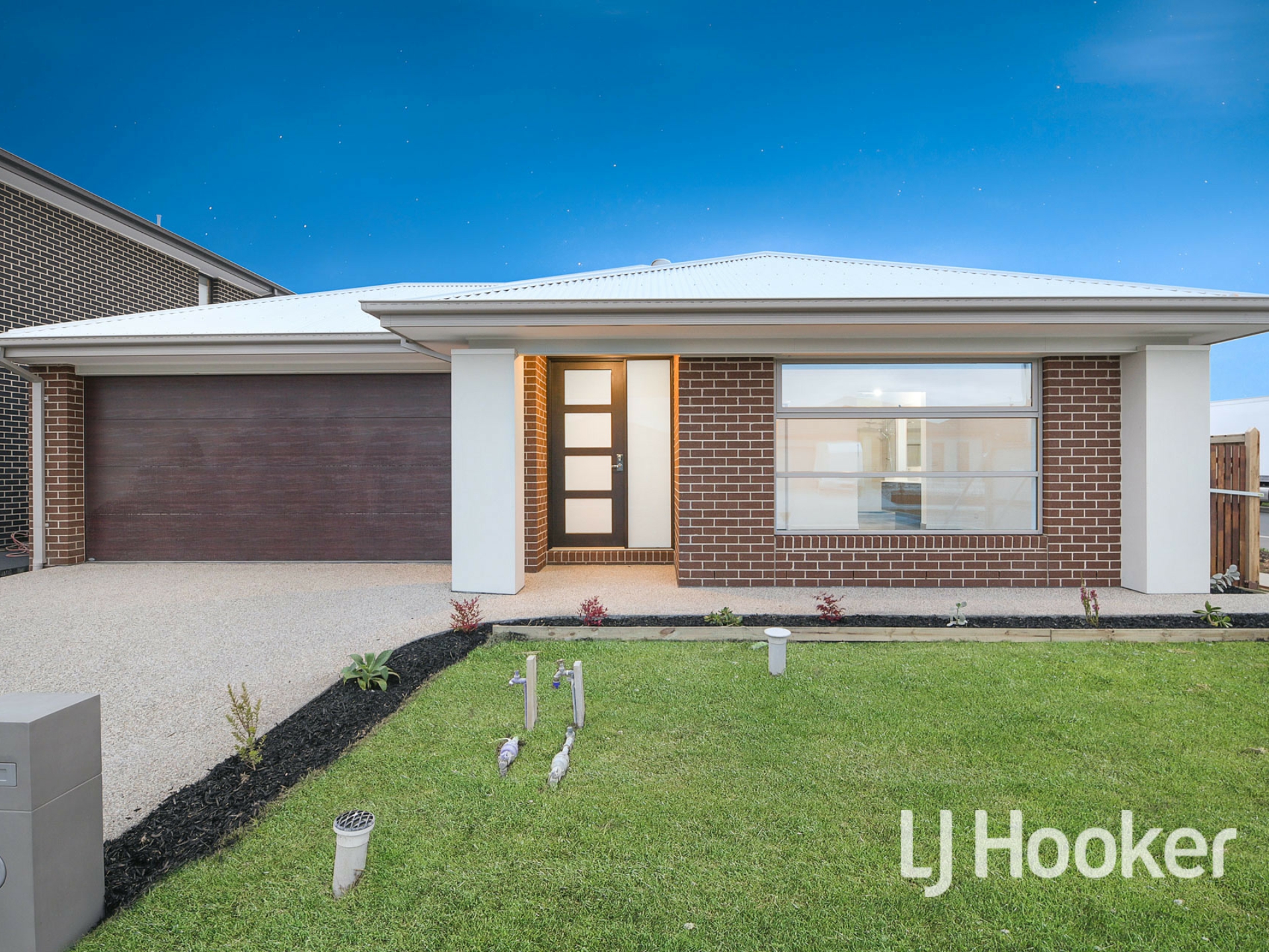 27 Merrin Circuit Clyde North VIC