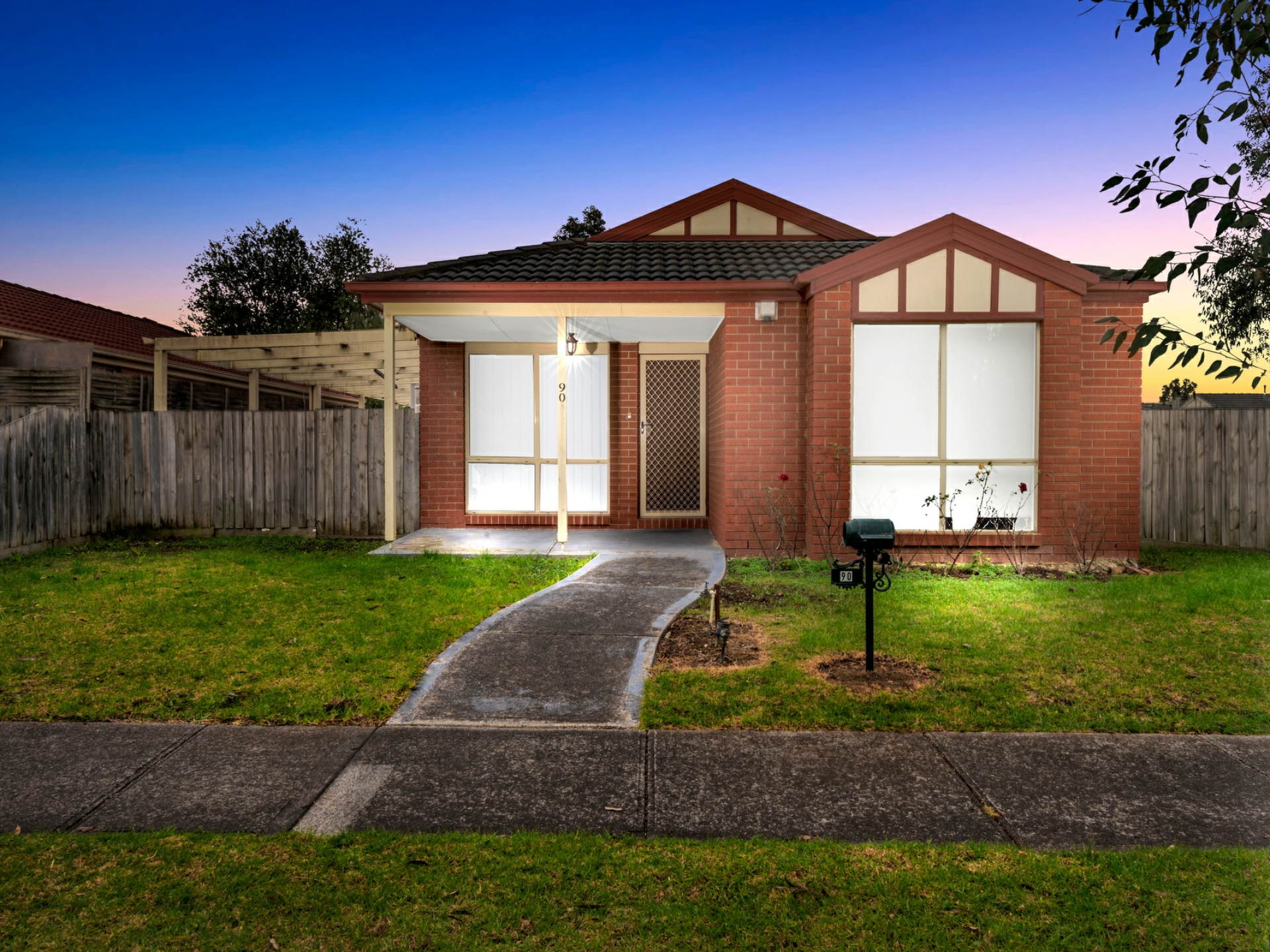 90 Oaktree Drive, Hampton Park