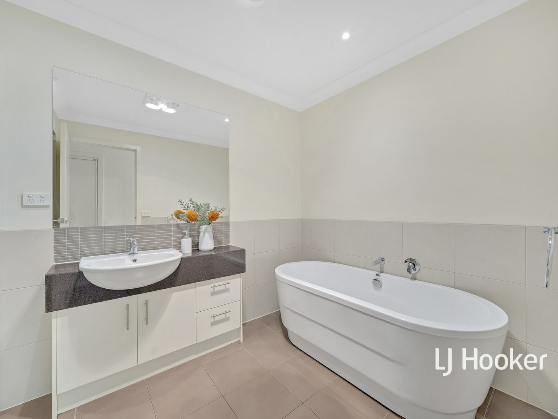 25 Tilbavale Close, HALLAM