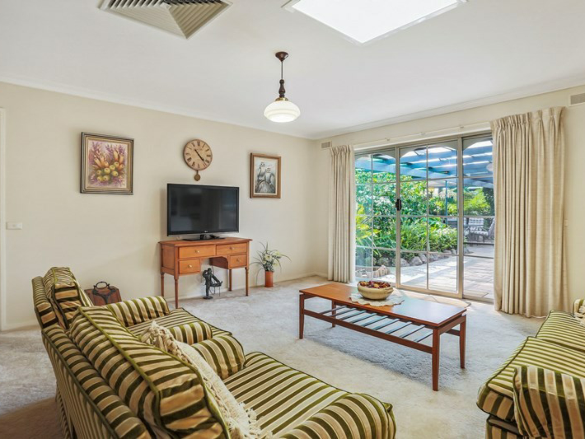 9 Oaktree Drive, PAKENHAM