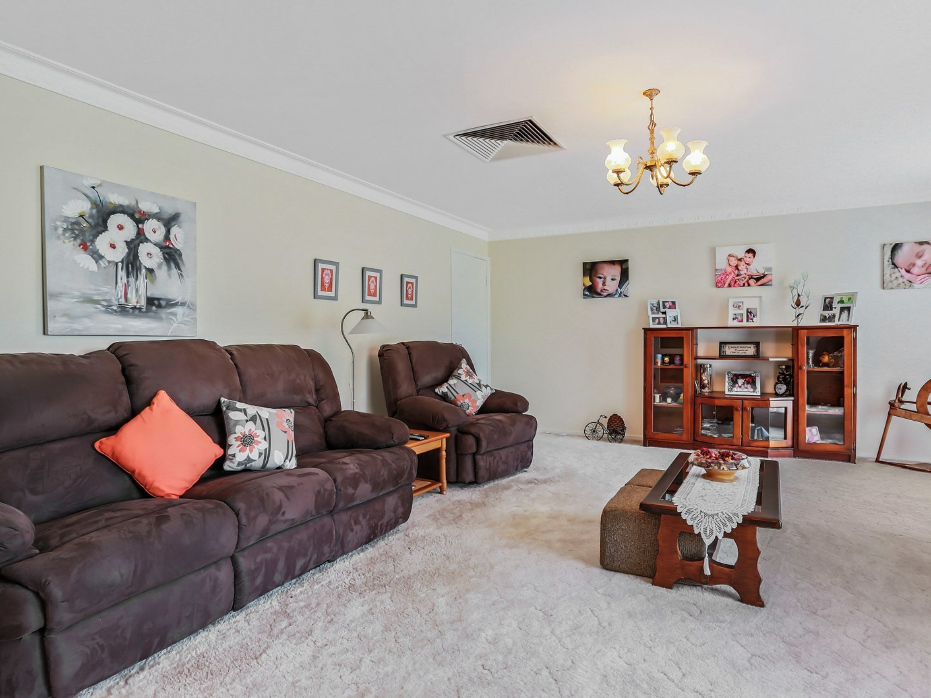 9 Oaktree Drive, PAKENHAM