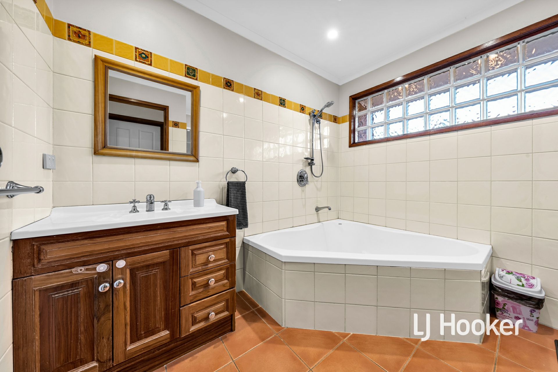 6 Lynne Court, HALLAM