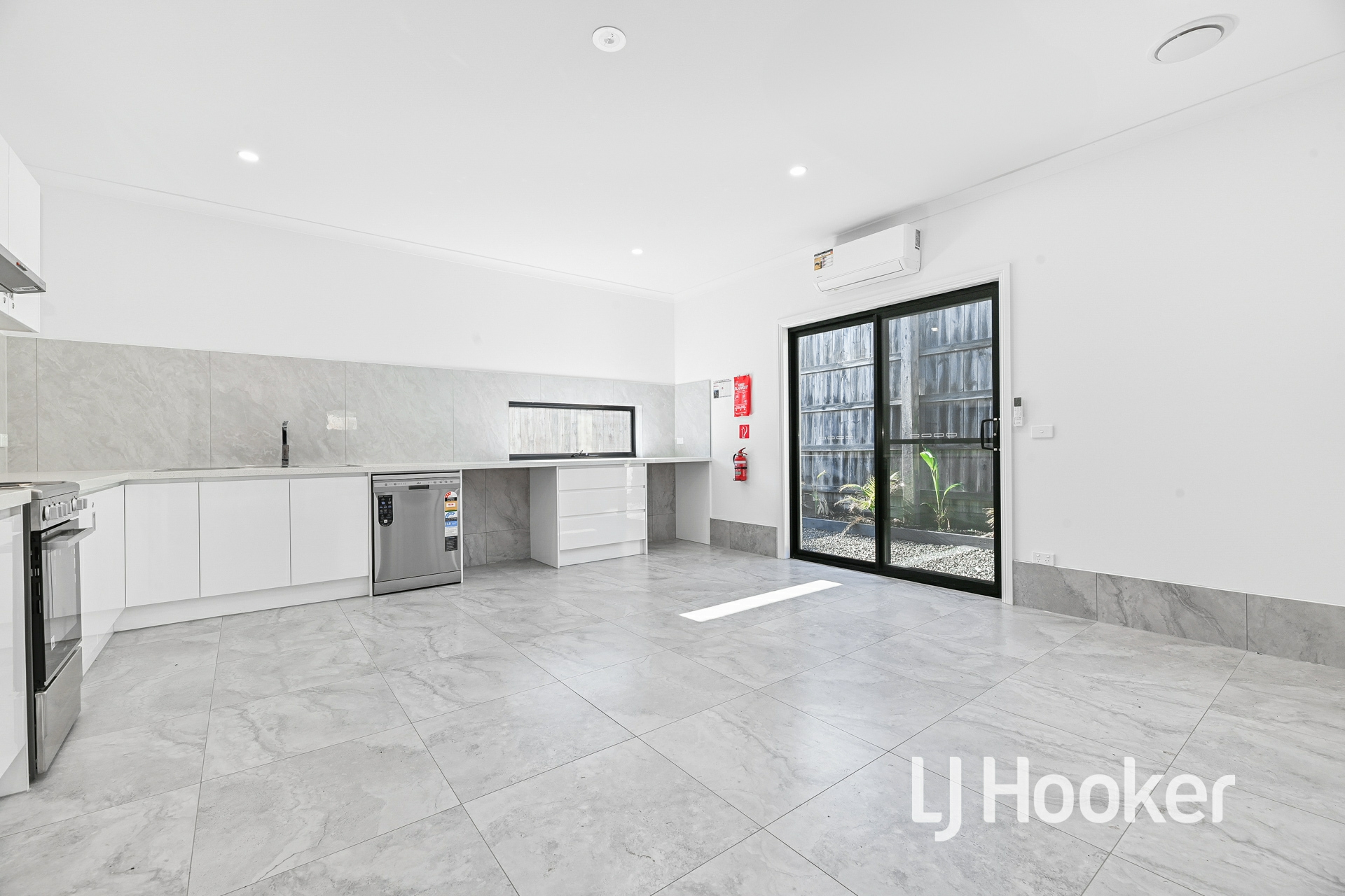 28 Scott Street — photo 3 of 20