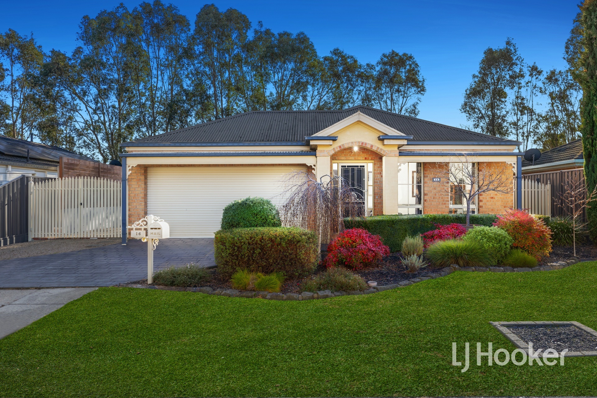 16 Dutton Close, LYNBROOK