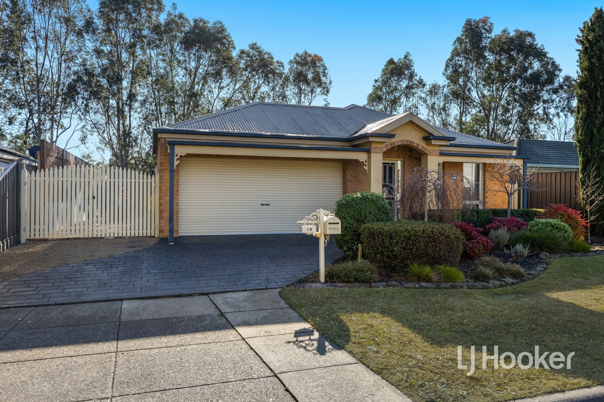 16 Dutton Close, LYNBROOK
