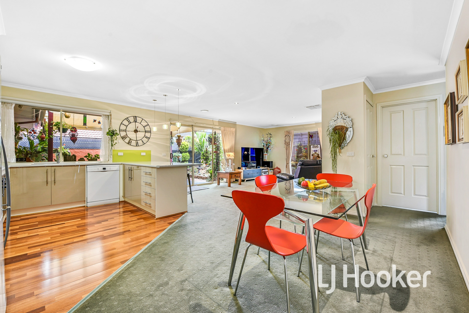 34 Hutchinson Drive, LYNBROOK