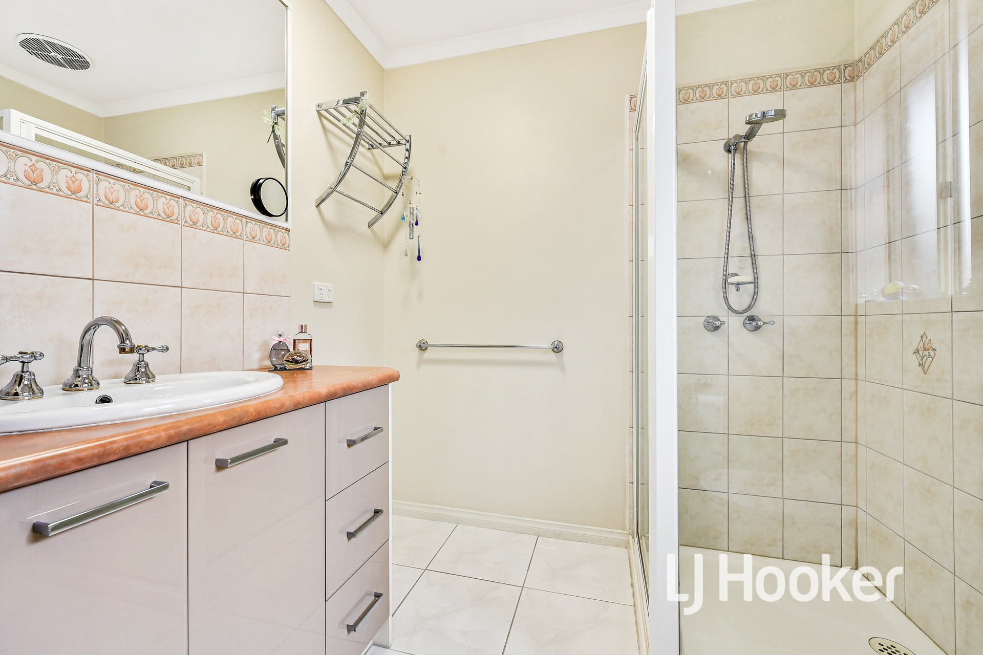 34 Hutchinson Drive, LYNBROOK