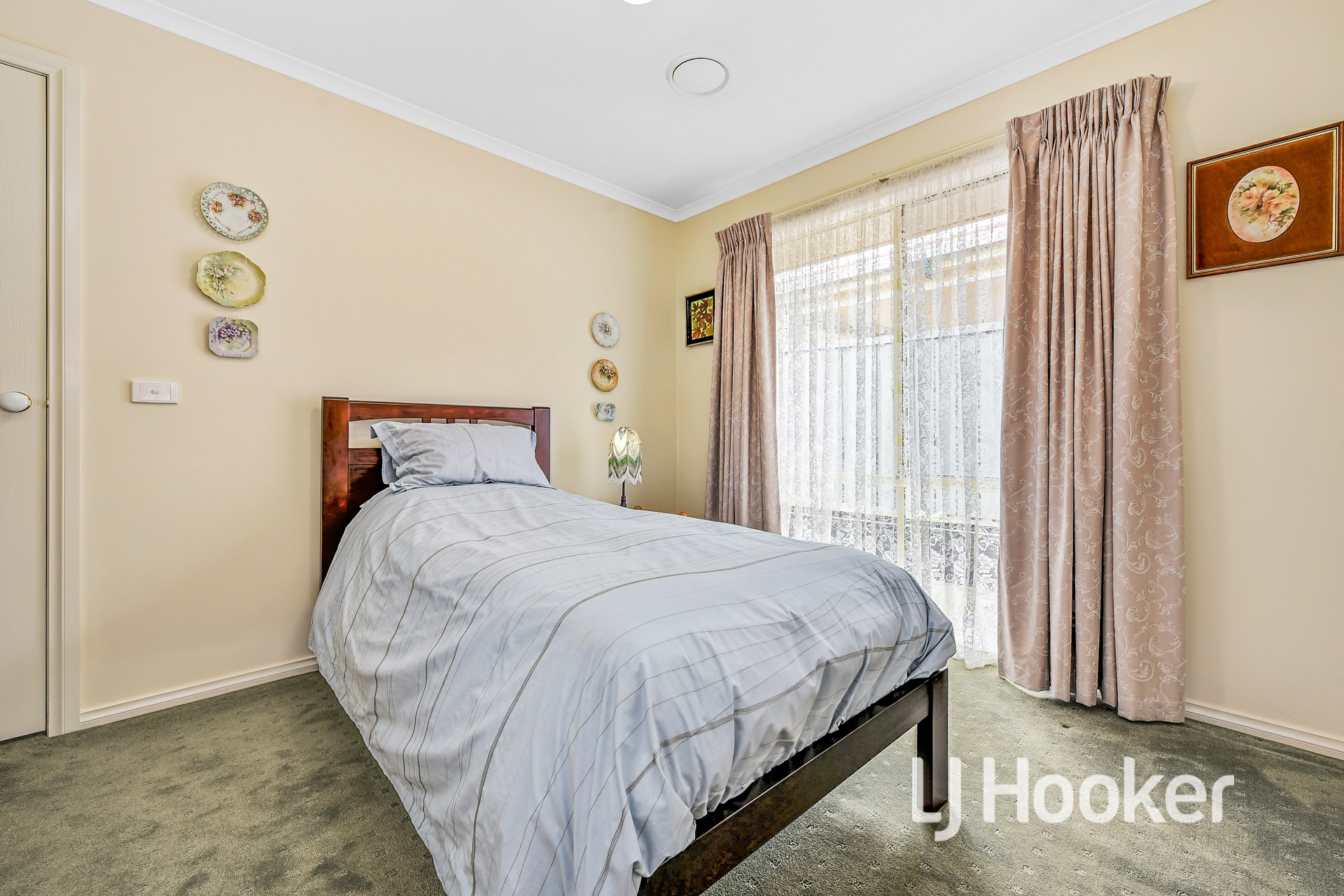 34 Hutchinson Drive, LYNBROOK