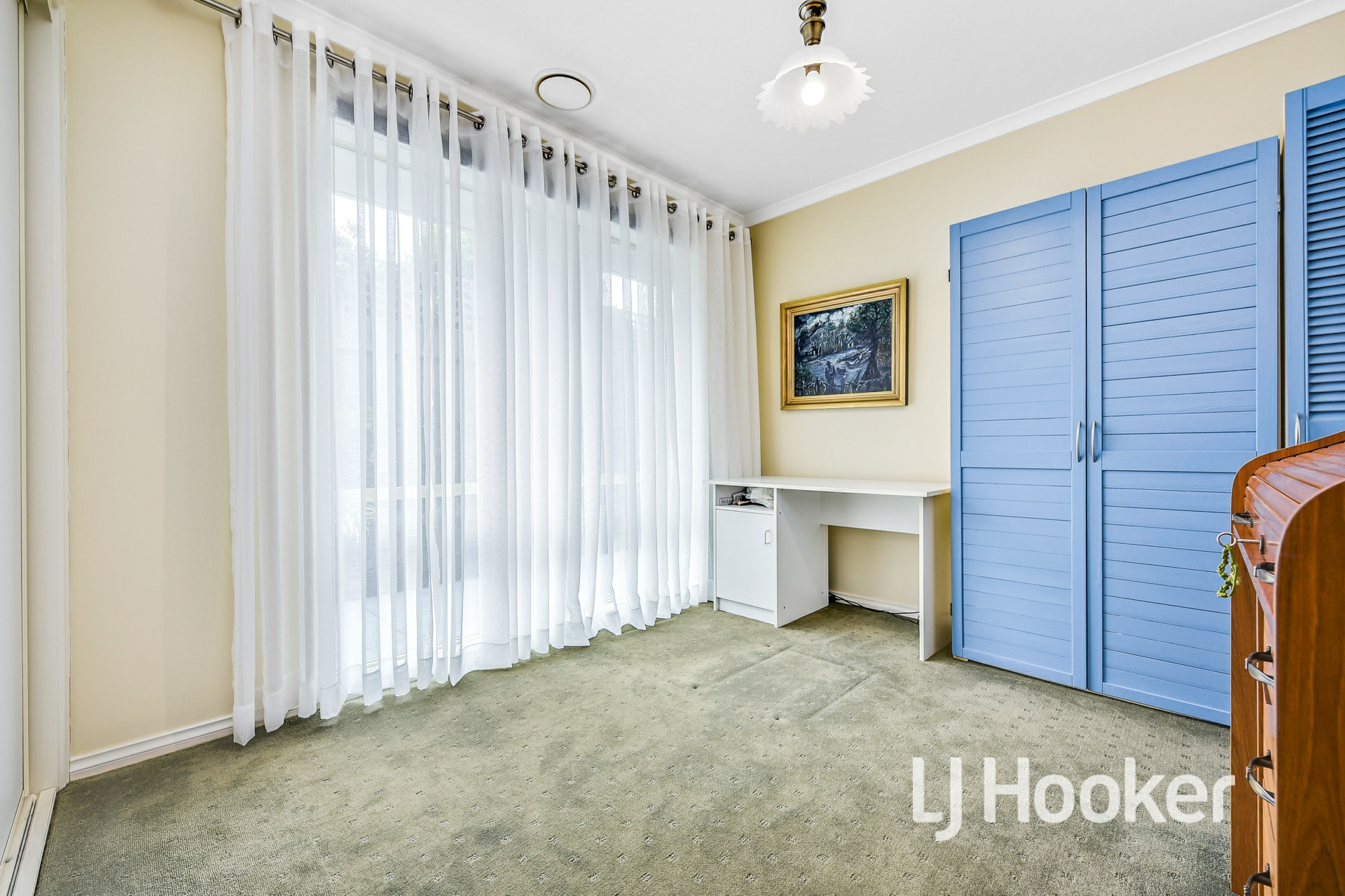 34 Hutchinson Drive, LYNBROOK
